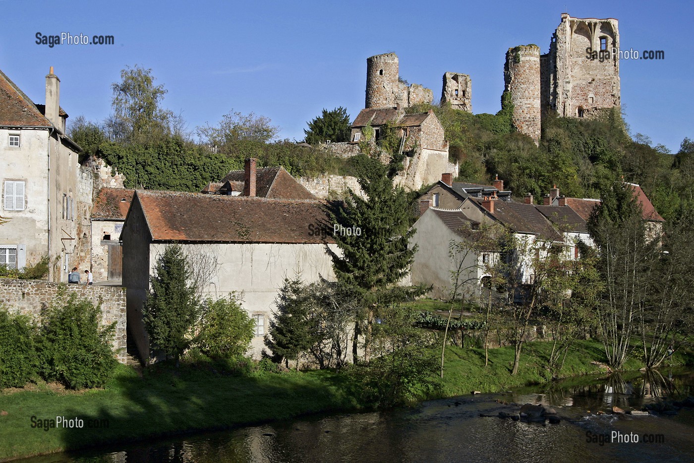RUINES ET TOURS DU CHATEAU FORT, HERISSON, ALLIER (03), FRANCE 