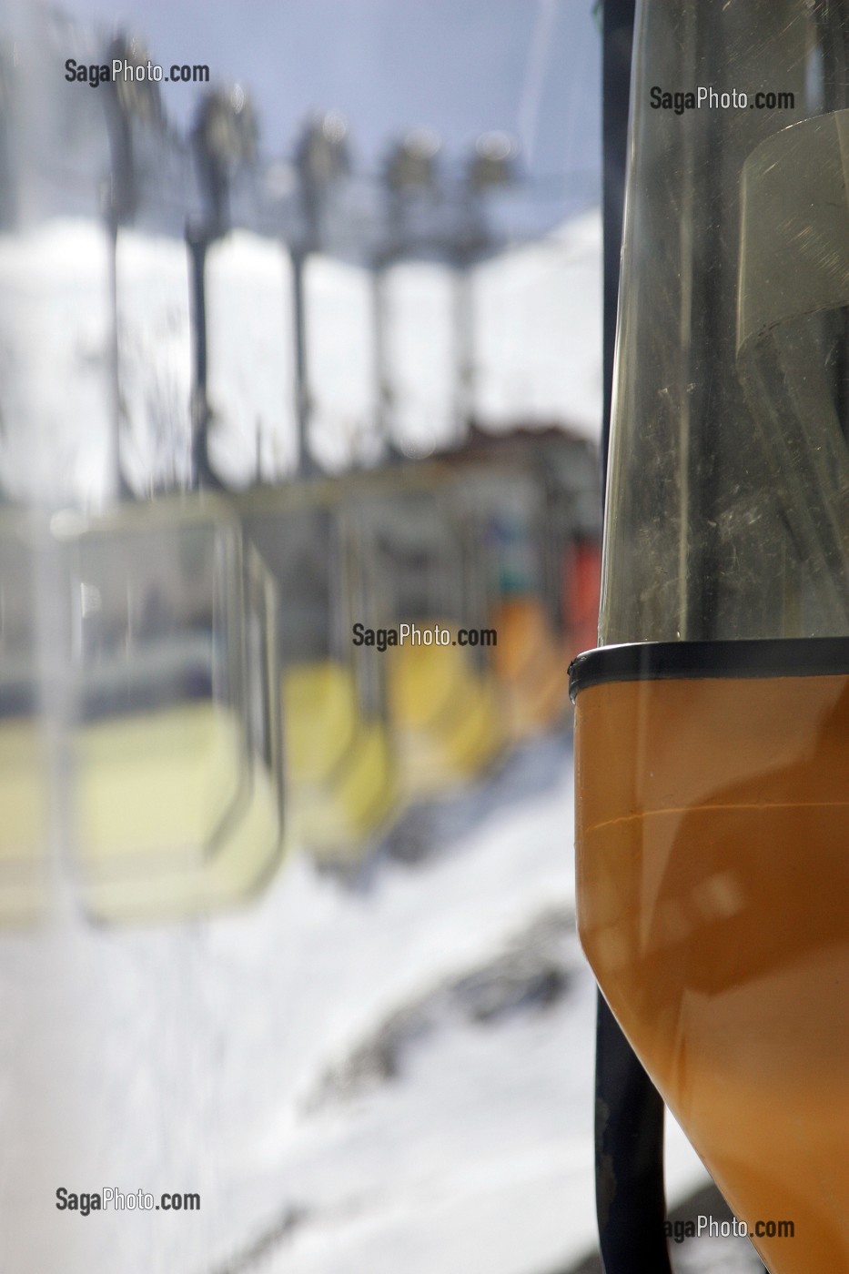 REMONTEE DES SKIEURS PAR LE TELEPHERIQUE DE LA GRAVE-LA-MEIJE, HAUTES-ALPES (05), FRANCE 
