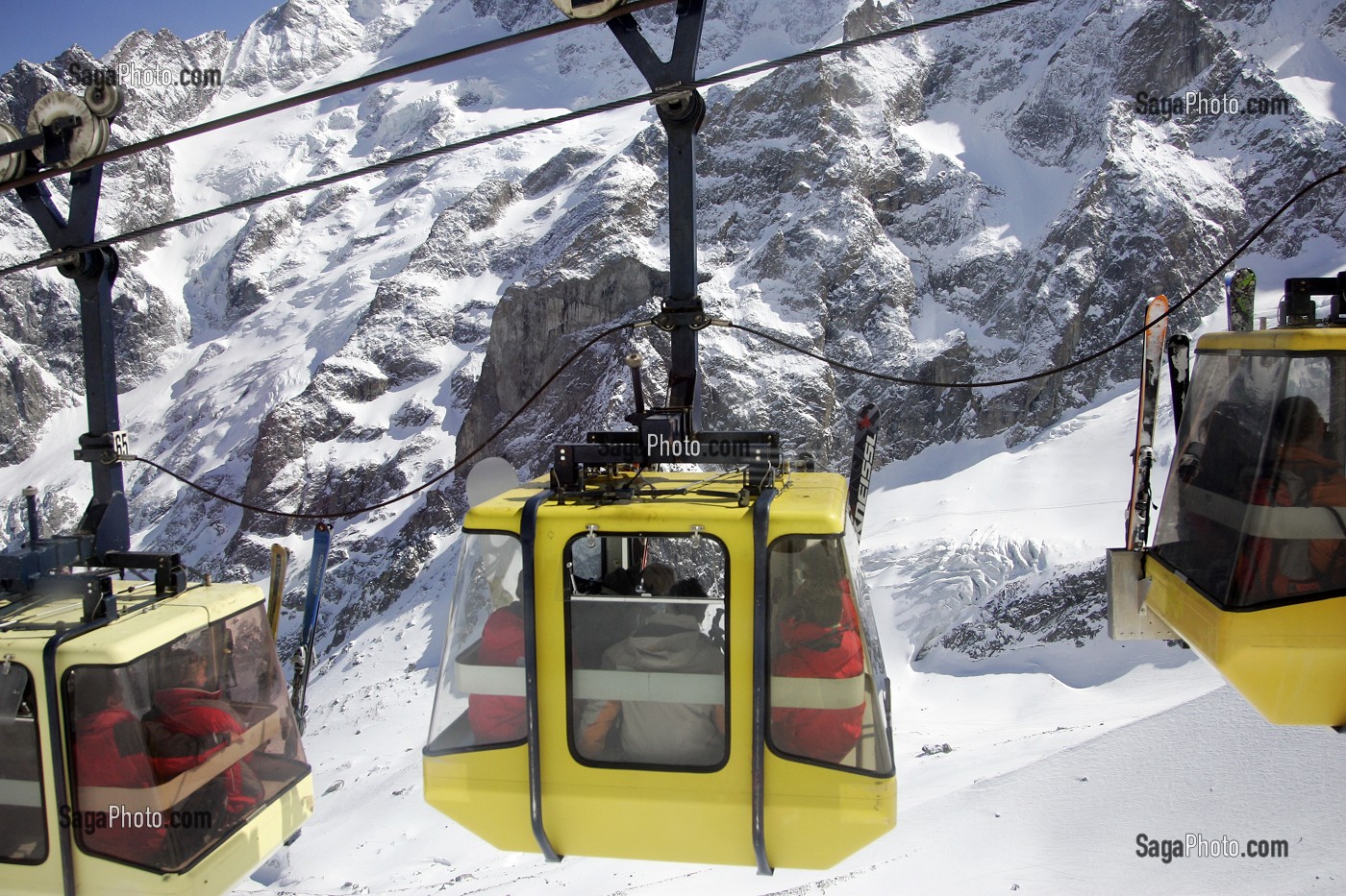 REMONTEE DES SKIEURS PAR LE TELEPHERIQUE DE LA GRAVE-LA-MEIJE, HAUTES-ALPES (05), FRANCE 