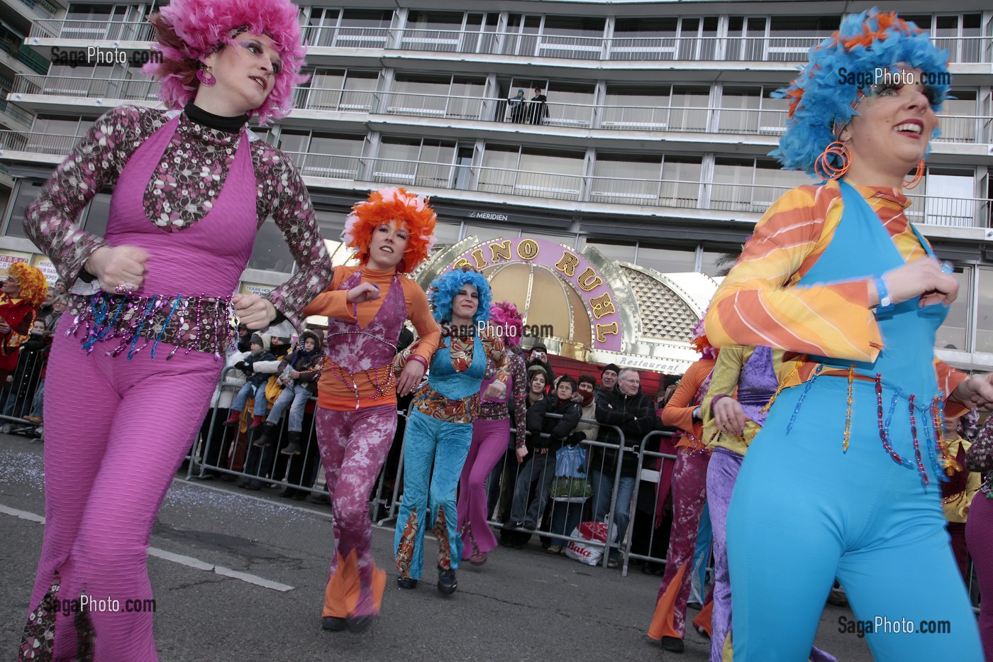 DEFILE DES CHARS ET DES TROUPES CARNAVALESQUES DEVANT LE CASINO SUR LA PROMENADE DES ANGLAIS, CARNAVAL DE NICE, ALPES-MARITIMES (06), FRANCE  