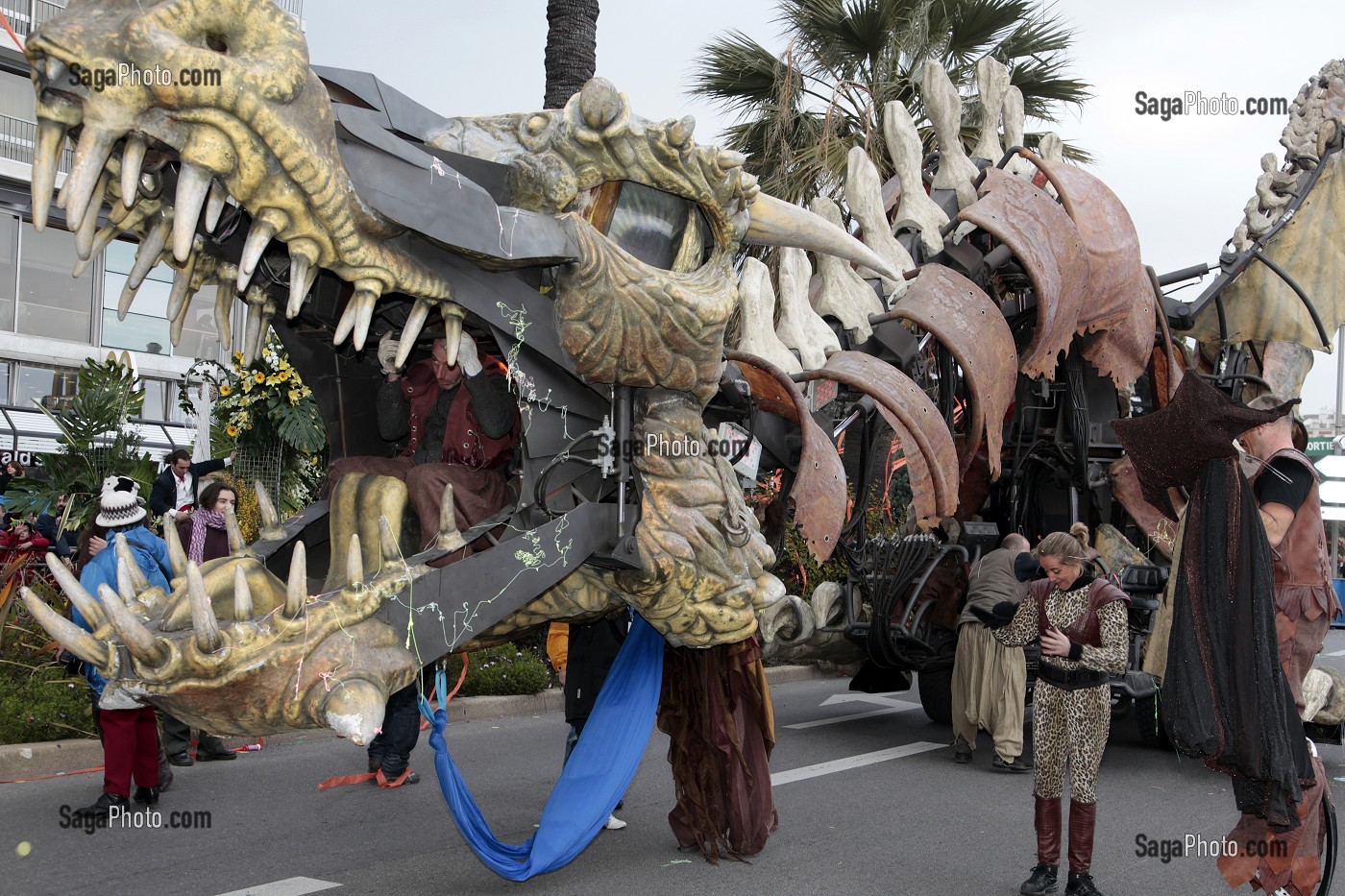 DEFILE DES CHARS ET DES TROUPES CARNAVALESQUES SUR LA PROMENADE DES ANGLAIS, CARNAVAL DE NICE, ALPES-MARITIMES (06), FRANCE 