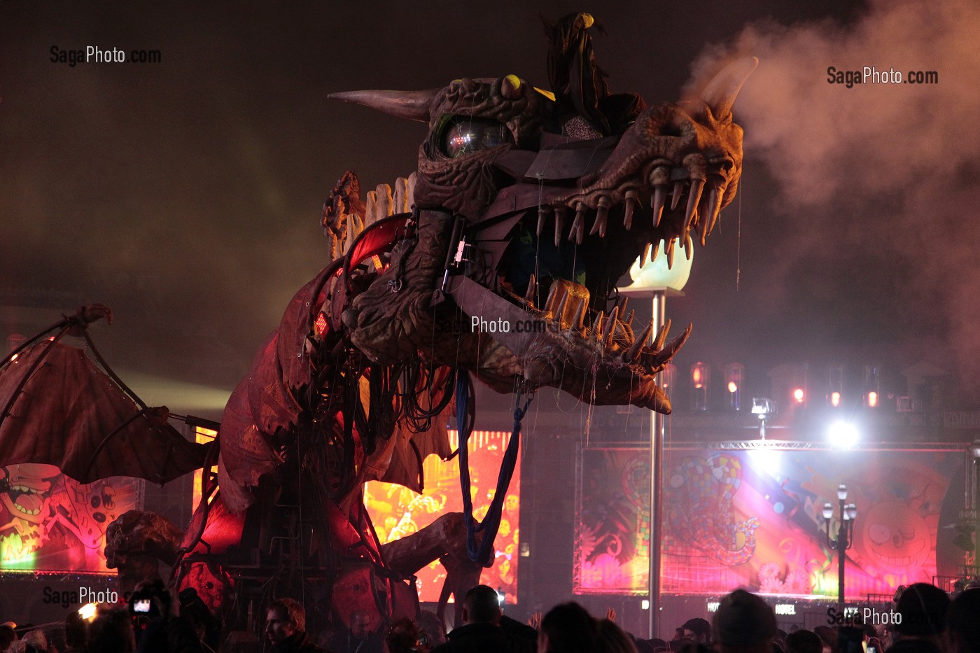 CHAR DU DRAGON, DEFILE DES CHARS ET DES TROUPES CARNAVALESQUES SUR LA PLACE MASSENA, CARNAVAL DE NICE, ALPES-MARITIMES (06), FRANCE 