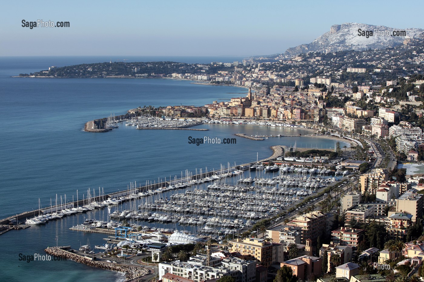 VUE DE LA VIEILLE  VILLE DE MENTON AVEC LA MARINA ET LA MONTAGNE DE LA TURBIE 'TETE DE CHIEN' SOUS LA NEIGE, ALPES-MARITIMES (06), FRANCE 