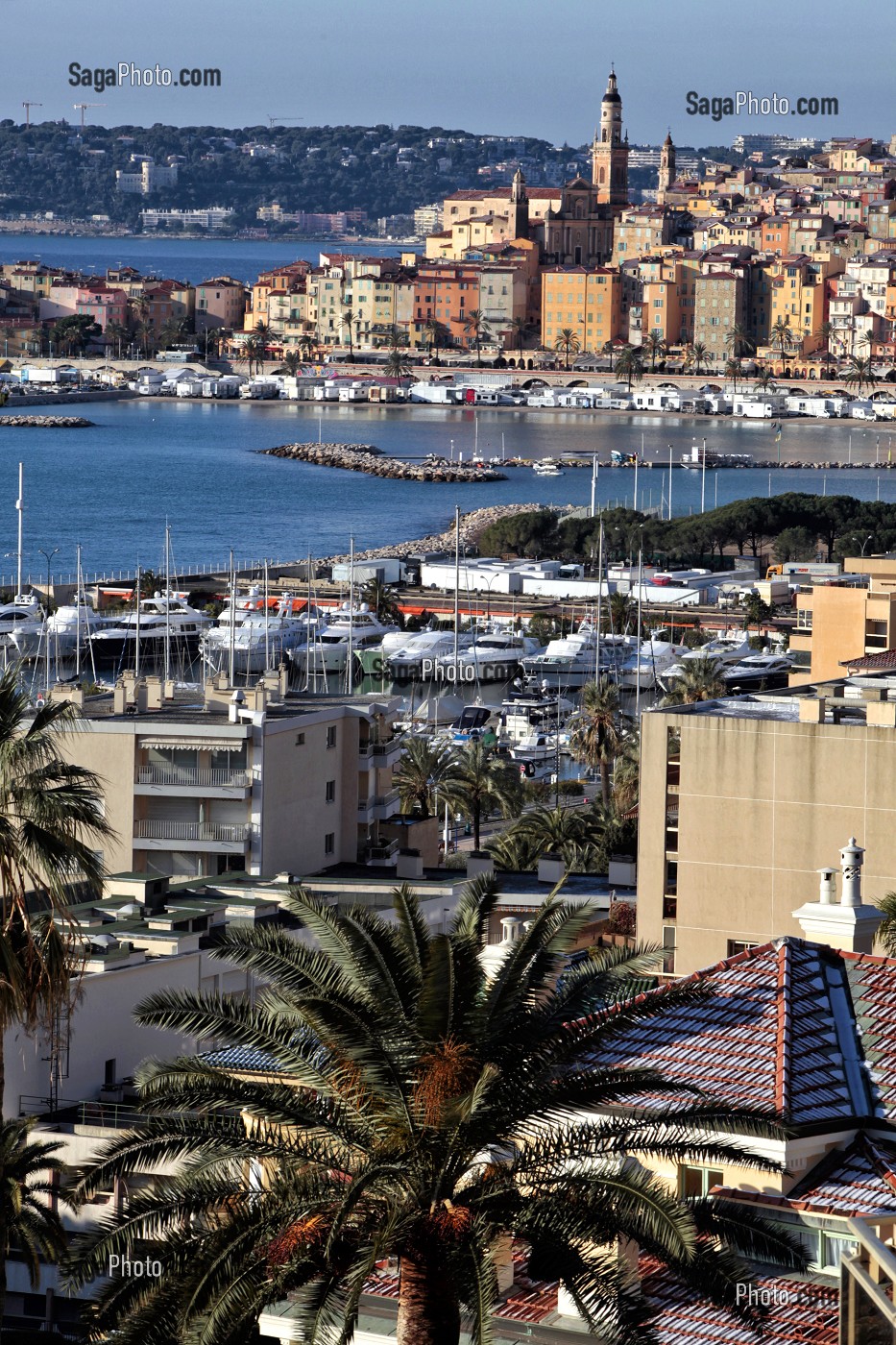VUE DE LA VIEILLE VILLE DE MENTON AVEC LA MARINA ET LA MONTAGNE DE LA TURBIE 'TETE DE CHIEN' SOUS LA NEIGE, ALPES-MARITIMES (06), FRANCE 