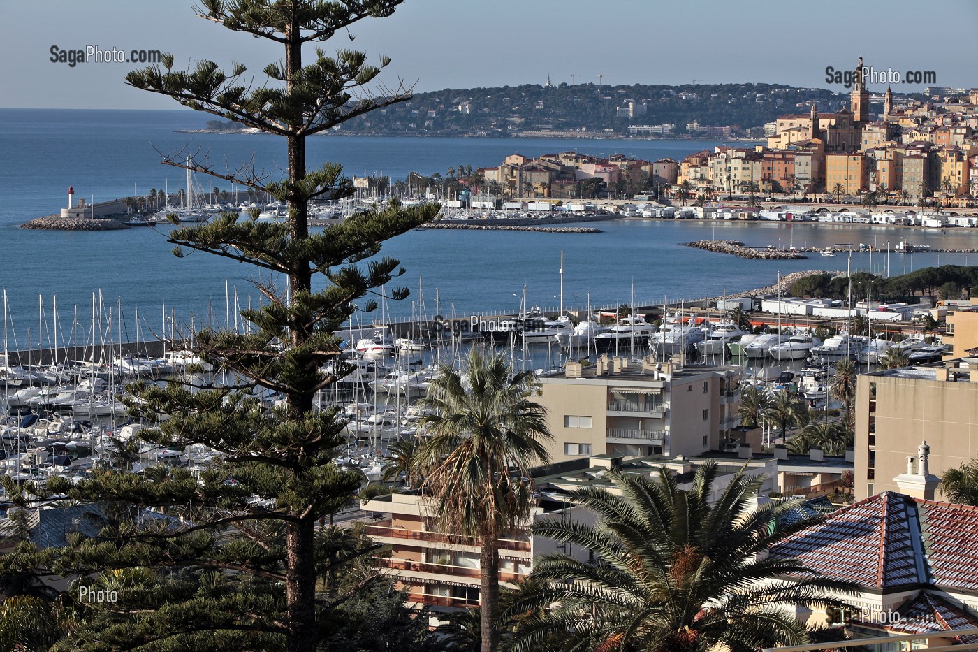 VUE DE LA VIEILLE VILLE DE MENTON AVEC LA MARINA ET LA MONTAGNE DE LA TURBIE 'TETE DE CHIEN' SOUS LA NEIGE, ALPES-MARITIMES (06), FRANCE 
