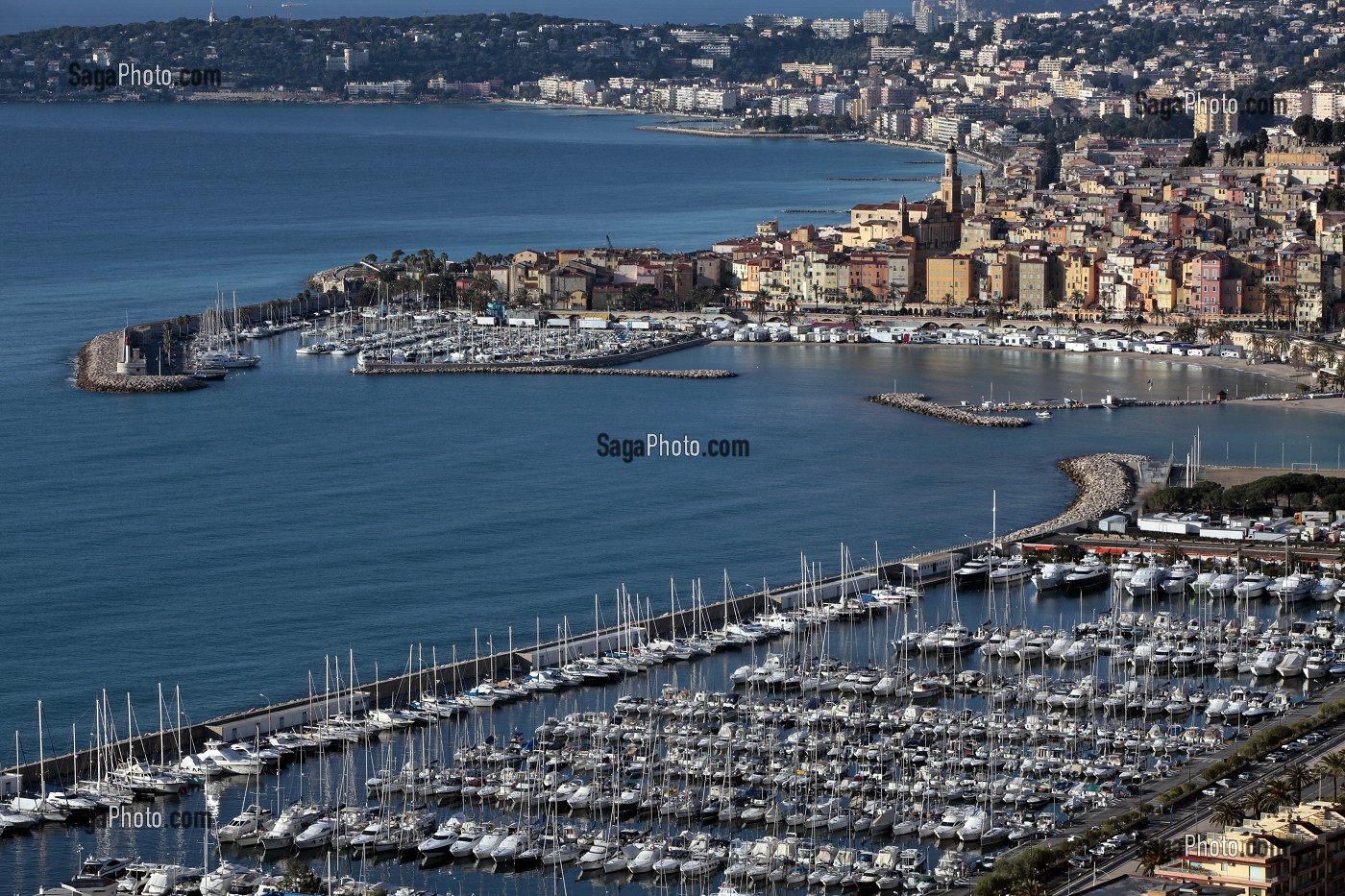 VUE DE LA VIEILLE VILLE DE MENTON AVEC LA MARINA ET LA MONTAGNE DE LA TURBIE 'TETE DE CHIEN' SOUS LA NEIGE, AALPES-MARITIMES (06), FRANCE 