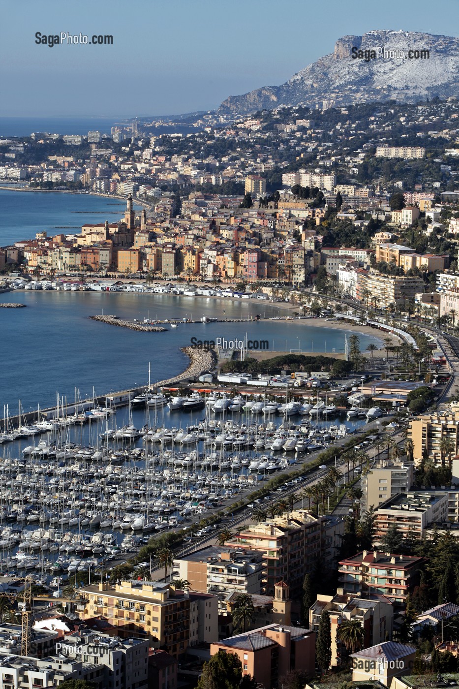 VUE DE LA VIEILLE  VILLE DE MENTON AVEC LA MARINA ET LA MONTAGNE DE LA TURBIE 'TETE DE CHIEN' SOUS LA NEIGE, ALPES-MARITIMES (06), FRANCE 