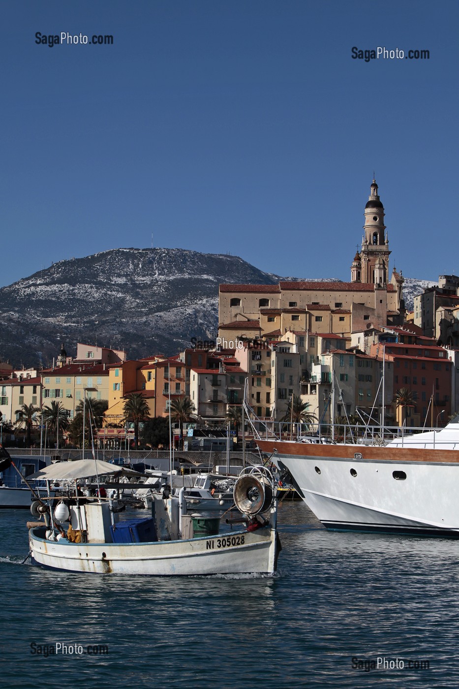 BATEAU DE PECHEUR SORTANT DE LA MARINA ET YACHT DE LUXE DEVANT LA VIEILLE VILLE DE MENTON, ALPES-MARITIMES (06), FRANCE 