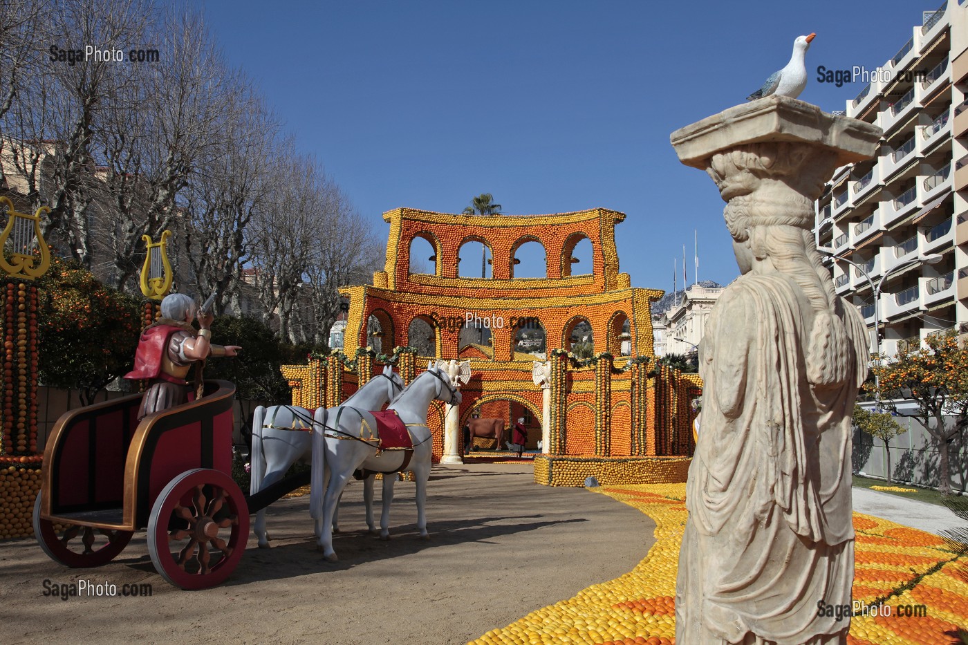 DECOR RECONSTITUE DU FILM BEN-HUR, EXPOSITION DE MOTIFS GEANTS EN AGRUMES SUR LE THEME DU CINEMA, FETE DU CITRON, JARDIN BIOVES, MENTON, ALPES-MARITIMES (06), FRANCE 