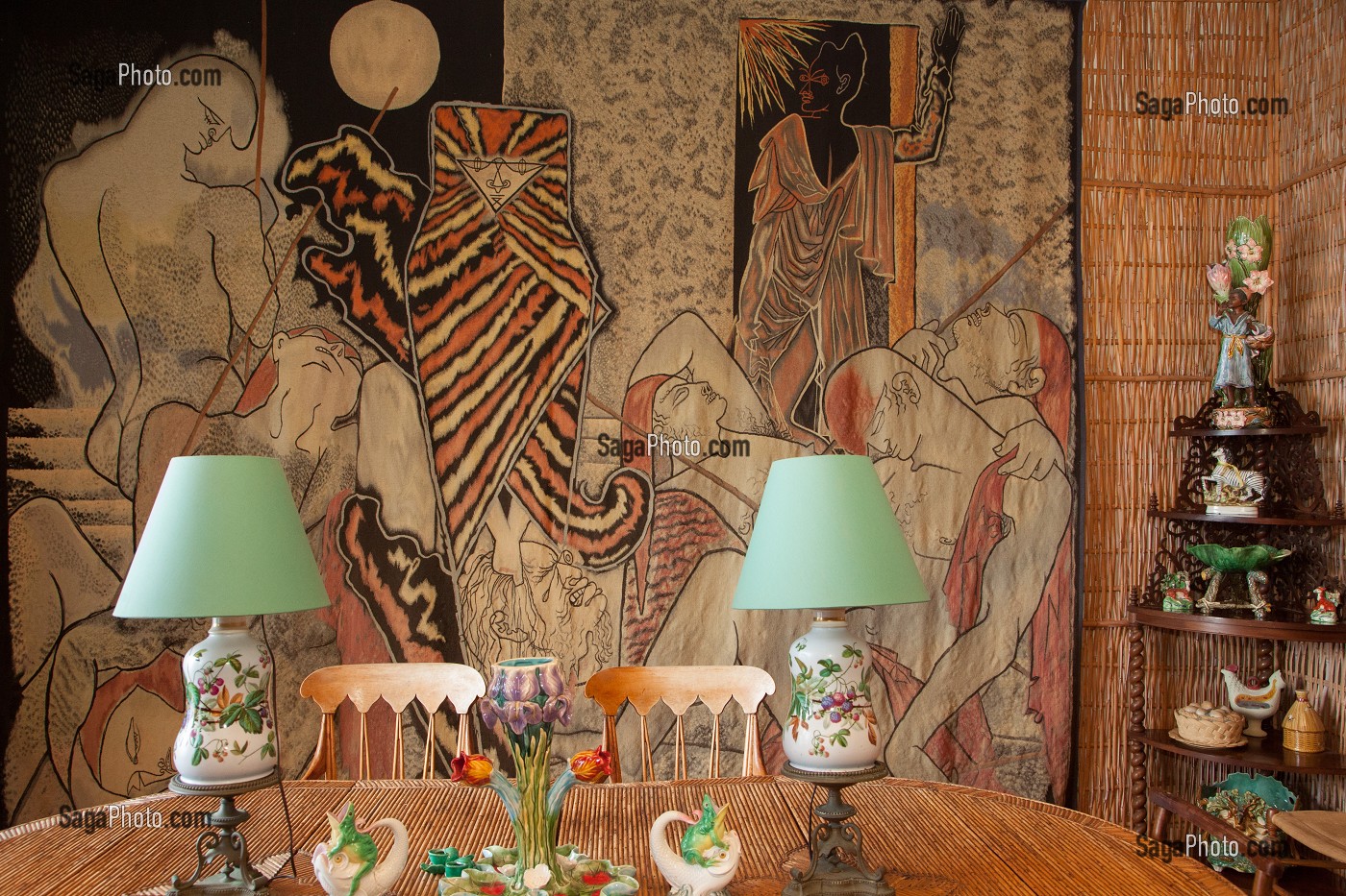 SALLE A MANGER AVEC AU FOND LA TAPISSERIE DE JUDITH ET HOLOPHERNE EXECUTEE PAR LES ATELIERS D'AUBUSSON, VILLA SANTO SOSPIR DECOREE ENTIEREMENT PAR JEAN COCTEAU, SAINT-JEAN-CAP-FERRAT, ALPES-MARITIMES (06), FRANCE 