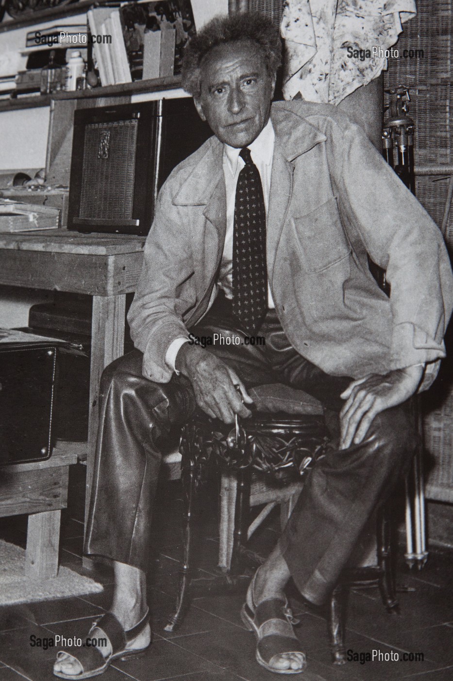 PORTRAIT DE JEAN COCTEAU DANS SON ATELIER DE LA VILLA SANTO SOSPIR, SAINT-JEAN-CAP-FERRAT, ALPES-MARITIMES (06), FRANCE MENTION OBLIGATOIRE: COLLECTION WEISWEILLER / SANTO SOSPIR 