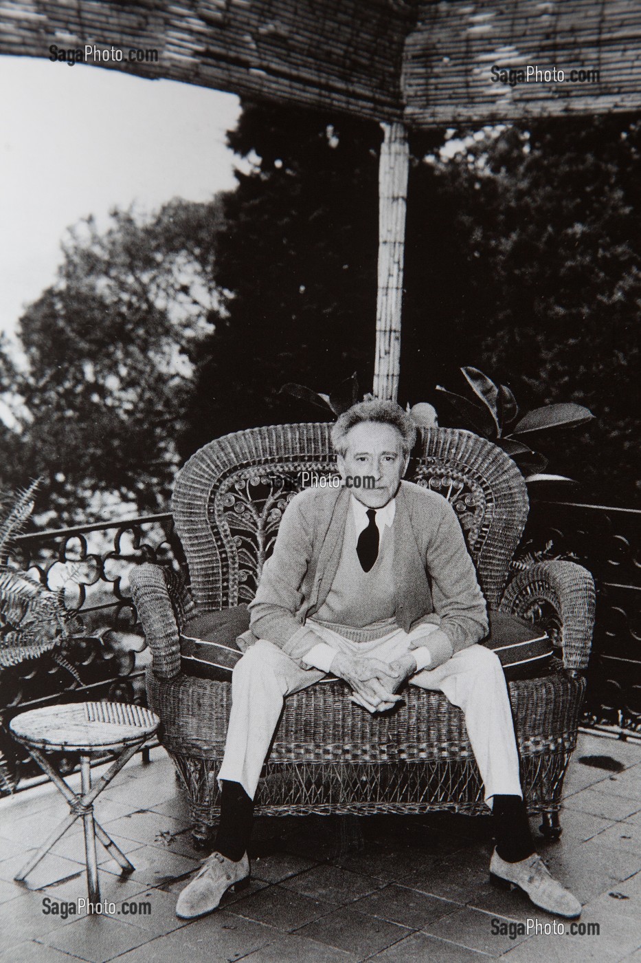PORTRAIT DE JEAN COCTEAU DANS SON ATELIER DE LA VILLA SANTO SOSPIR, SAINT-JEAN-CAP-FERRAT, ALPES-MARITIMES (06), FRANCE MENTION OBLIGATOIRE: COLLECTION WEISWEILLER / SANTO SOSPIR 