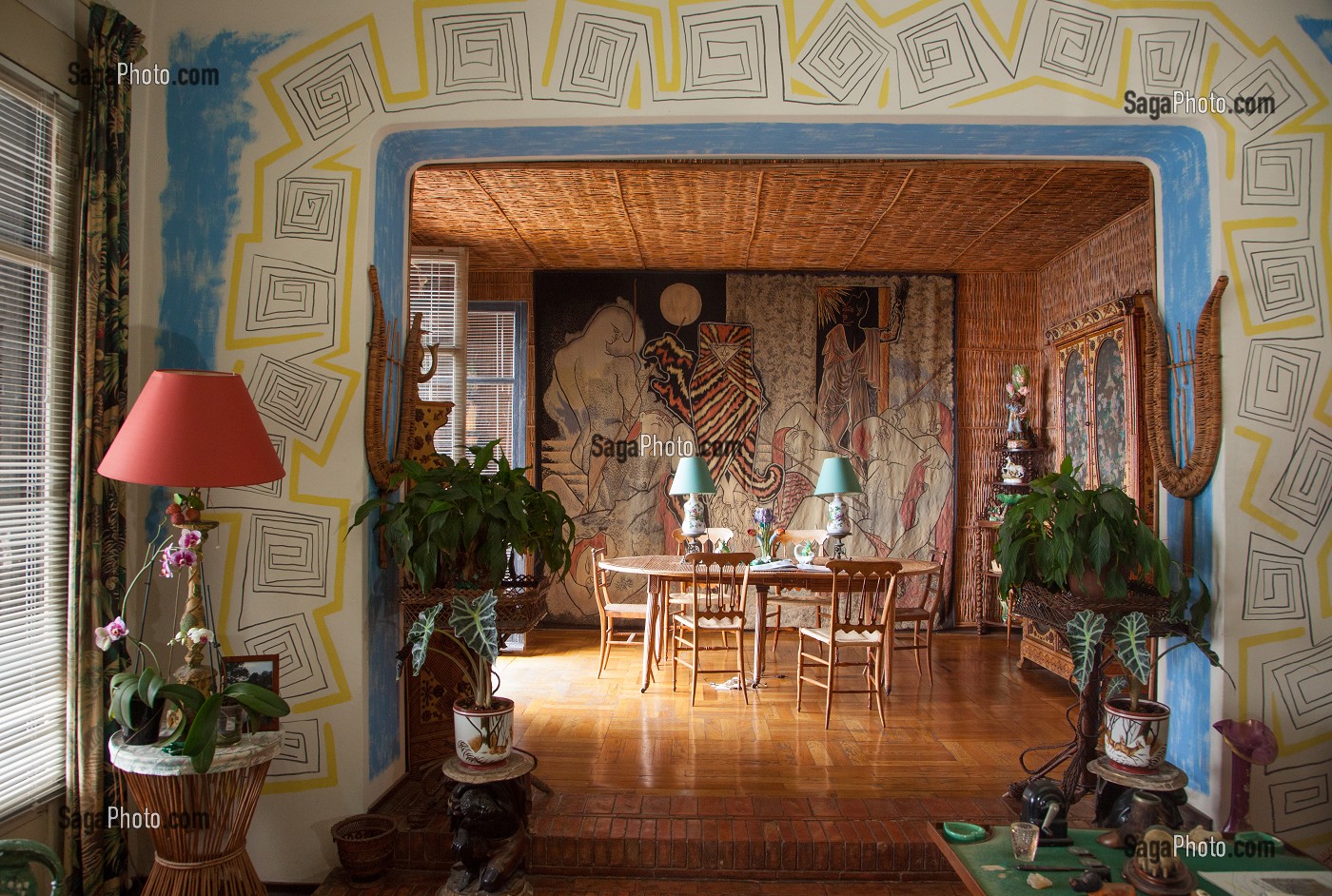 SALLE A MANGER AVEC AU FOND LA TAPISSERIE DE JUDITH ET HOLOPHERNE EXECUTEE PAR LES ATELIERS D'AUBUSSON, VILLA SANTO SOSPIR DECOREE ENTIEREMENT PAR JEAN COCTEAU, SAINT-JEAN-CAP-FERRAT, ALPES-MARITIMES (06), FRANCE 
