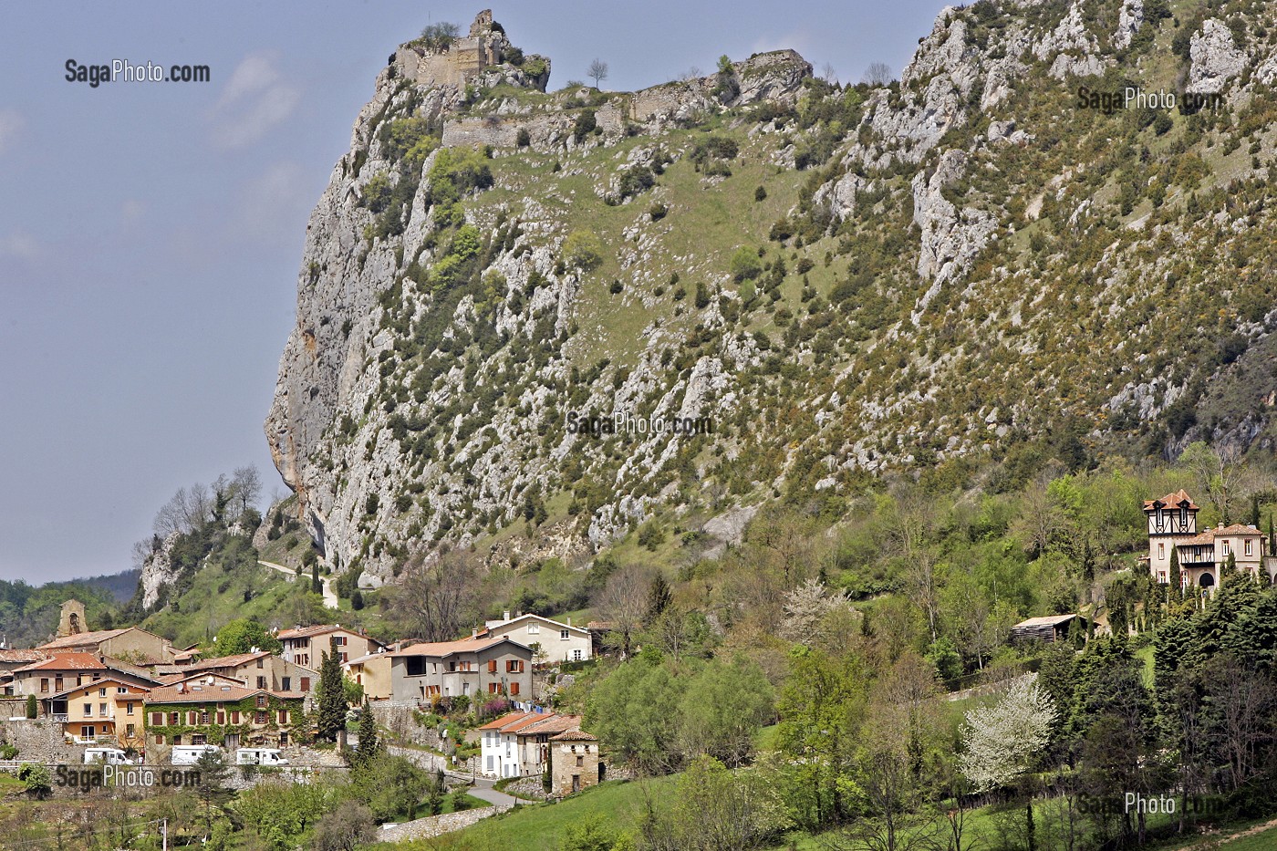 VILLAGE ET CHATEAU CATHARE, ROQUEFIXADE, ARIEGE (09), FRANCE 