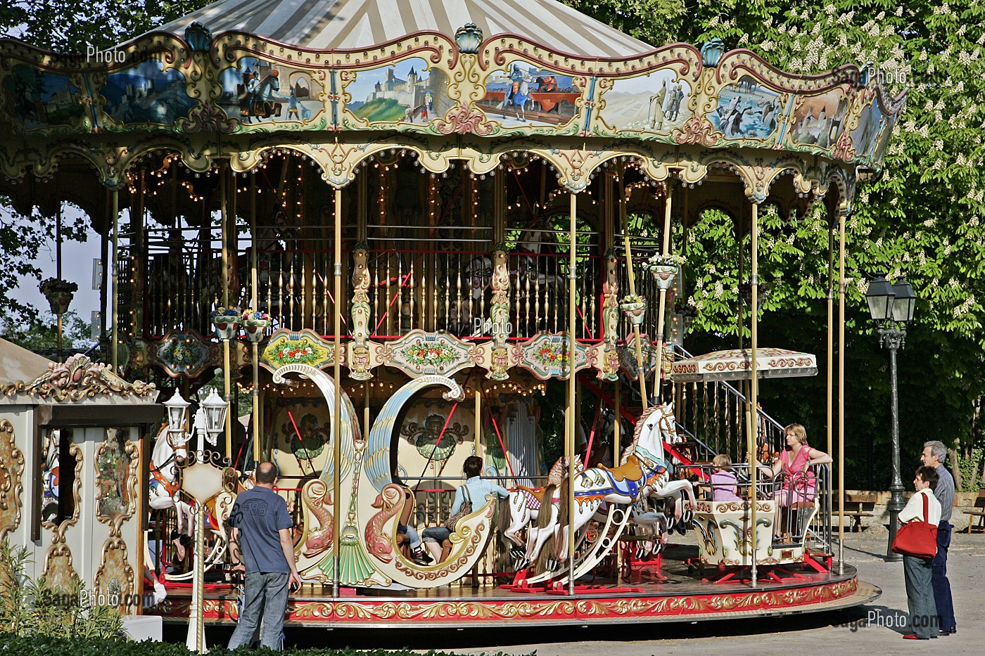 MANEGE A CHEVAUX DE BOIS, CARROUSEL DE LA CITE, CITE MEDIEVALE DE CARCASSONNE, AUDE (11), FRANCE 