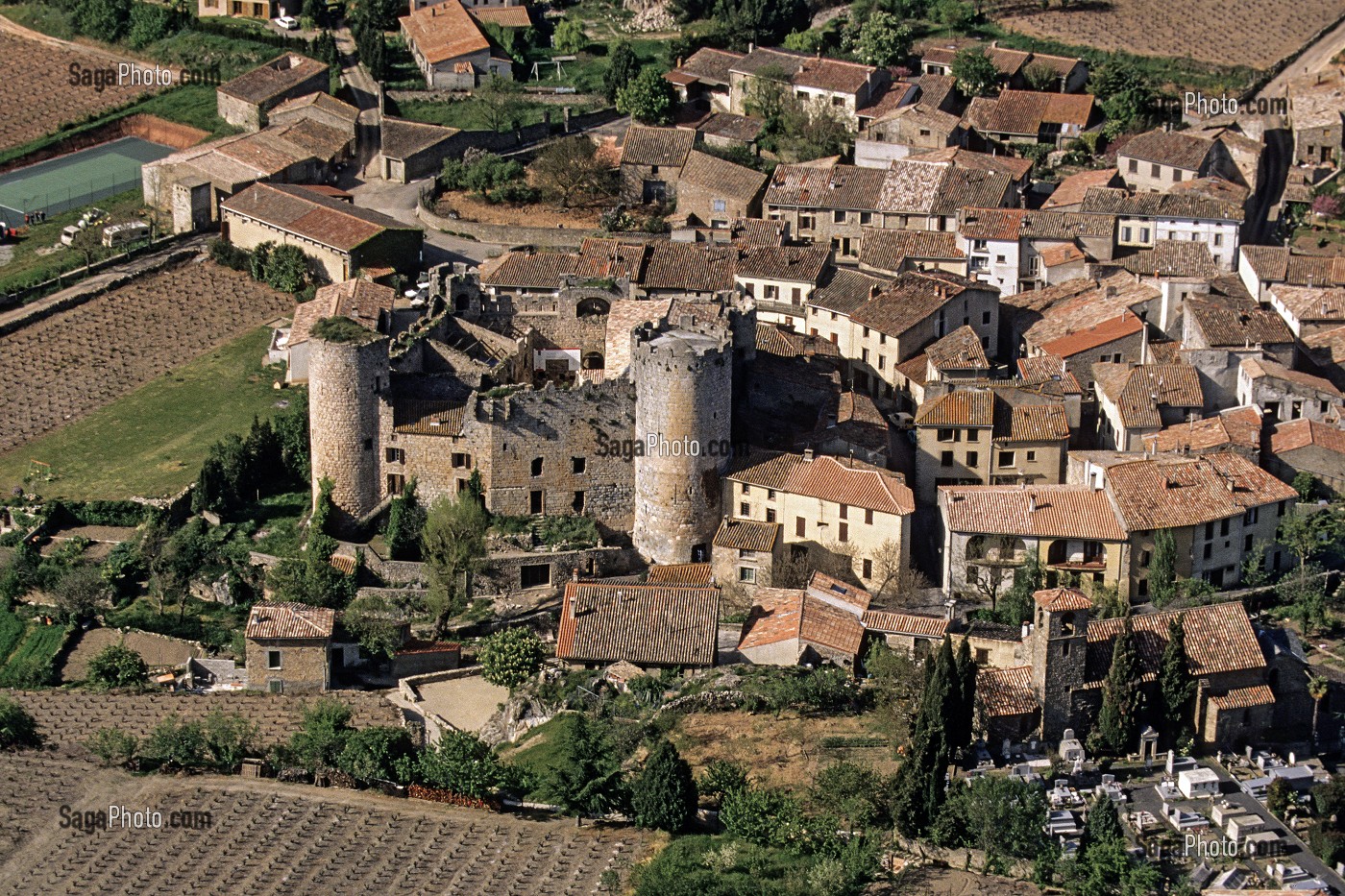 VUE AERIENNE DU VILLAGE MEDIEVAL ET DU CHATEAU DE VILLEROUGE-TERMENES, CORBIERES, AUDE (11), FRANCE 
