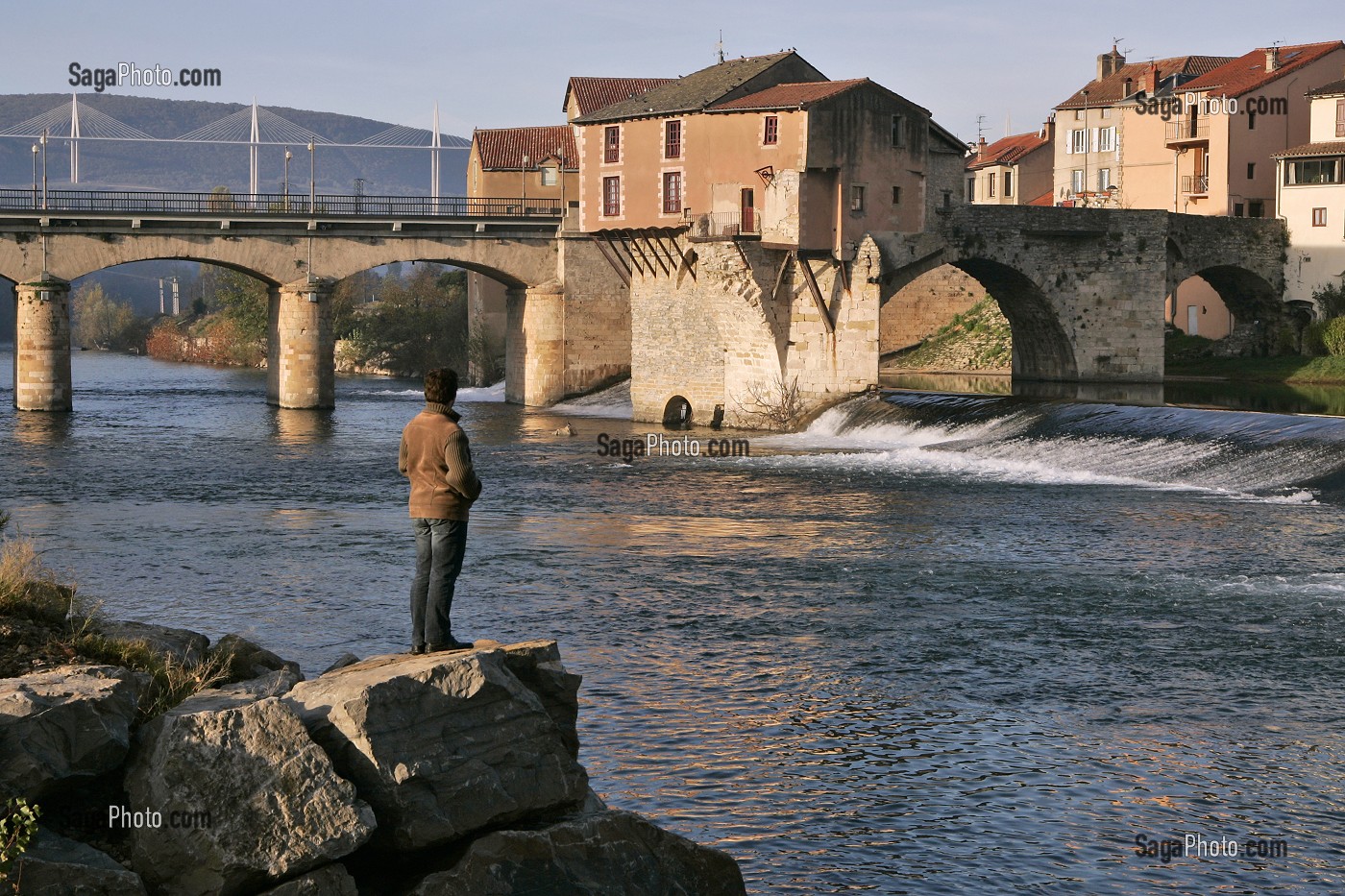ANCIEN PONT SUR LE TARN ET LE VIADUC DE MILLAU, AVEYRON (12), FRANCE 
