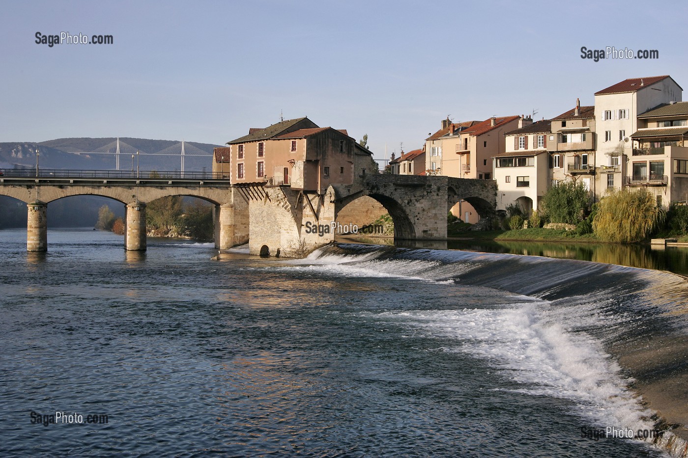 ANCIEN PONT SUR LE TARN ET LE VIADUC DE MILLAU, AVEYRON (12), FRANCE 