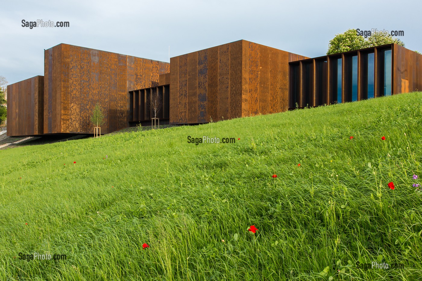 MUSEE SOULAGES, ABRITE LA PLUS GRANDE COLLECTION AU MONDE DE L'ARTISTE, IL A LEGUE A SA VILLE NATALE, PLUS DE 500 OEUVRES, PEINTURES, EAUX-FORTES, SERIGRAPHIES, LITHOGRAPHIES, RODEZ, (12) AVEYRON, MIDI-PYRENEES, FRANCE 