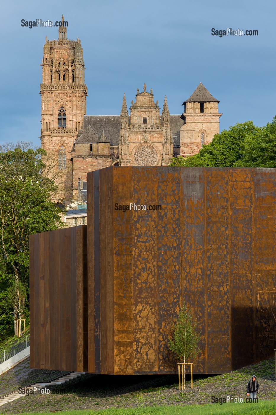 MUSEE SOULAGES, ABRITE LA PLUS GRANDE COLLECTION AU MONDE DE L'ARTISTE, IL A LEGUE A SA VILLE NATALE, PLUS DE 500 OEUVRES, PEINTURES, EAUX-FORTES, SERIGRAPHIES, LITHOGRAPHIES, RODEZ, (12) AVEYRON, MIDI-PYRENEES, FRANCE 