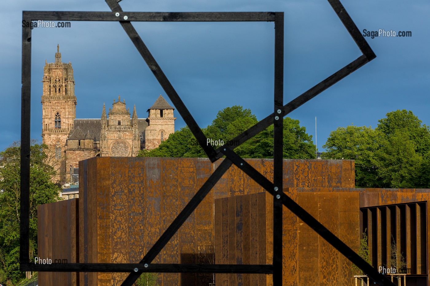 MUSEE SOULAGES, ABRITE LA PLUS GRANDE COLLECTION AU MONDE DE L'ARTISTE, IL A LEGUE A SA VILLE NATALE, PLUS DE 500 OEUVRES, PEINTURES, EAUX-FORTES, SERIGRAPHIES, LITHOGRAPHIES, RODEZ, (12) AVEYRON, MIDI-PYRENEES, FRANCE 