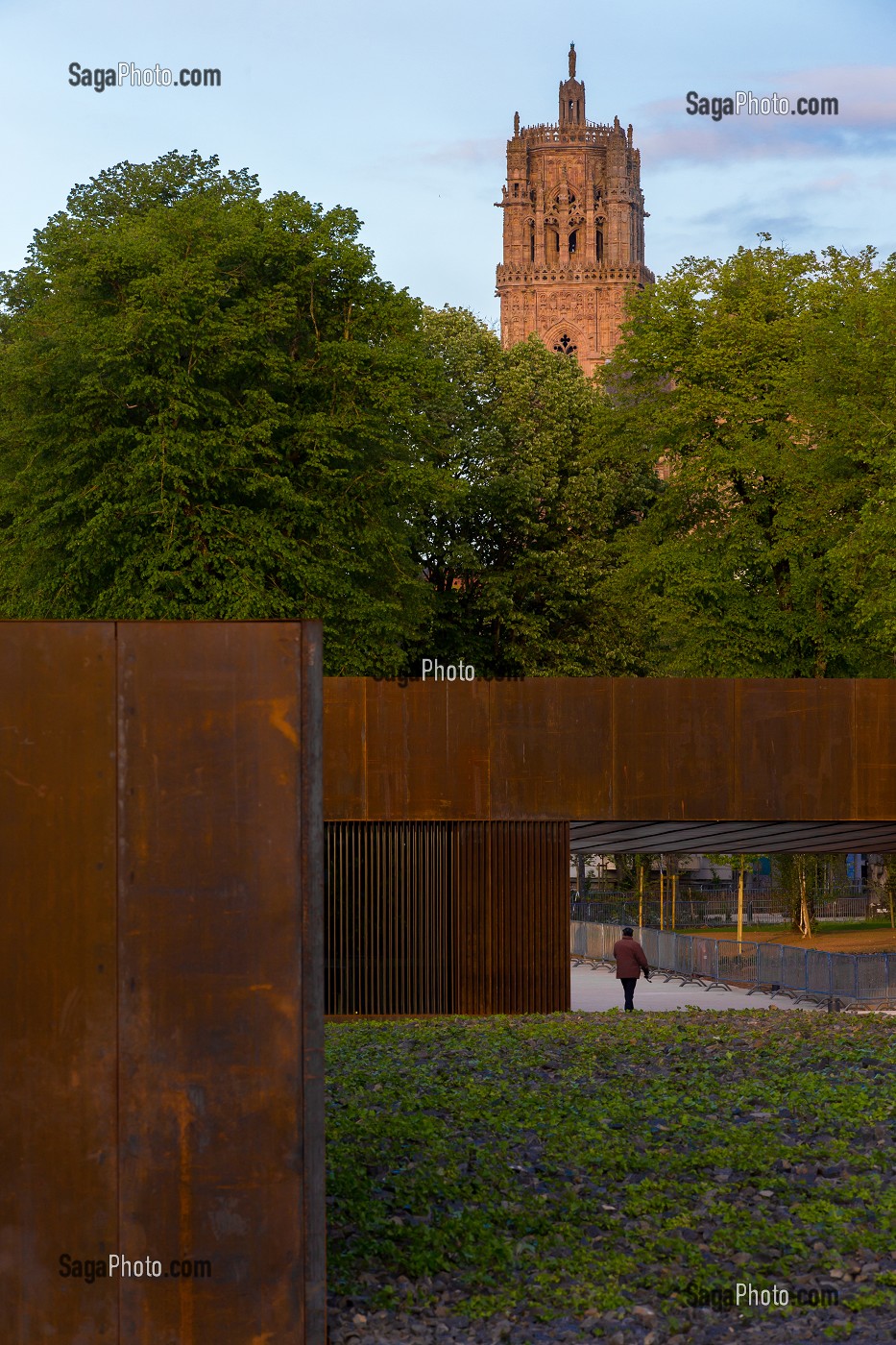 MUSEE SOULAGES, ABRITE LA PLUS GRANDE COLLECTION AU MONDE DE L'ARTISTE, IL A LEGUE A SA VILLE NATALE, PLUS DE 500 OEUVRES, PEINTURES, EAUX-FORTES, SERIGRAPHIES, LITHOGRAPHIES, RODEZ, (12) AVEYRON, MIDI-PYRENEES, FRANCE 