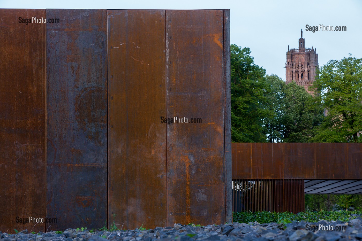 MUSEE SOULAGES, ABRITE LA PLUS GRANDE COLLECTION AU MONDE DE L'ARTISTE, IL A LEGUE A SA VILLE NATALE, PLUS DE 500 OEUVRES, PEINTURES, EAUX-FORTES, SERIGRAPHIES, LITHOGRAPHIES, RODEZ, (12) AVEYRON, MIDI-PYRENEES, FRANCE 