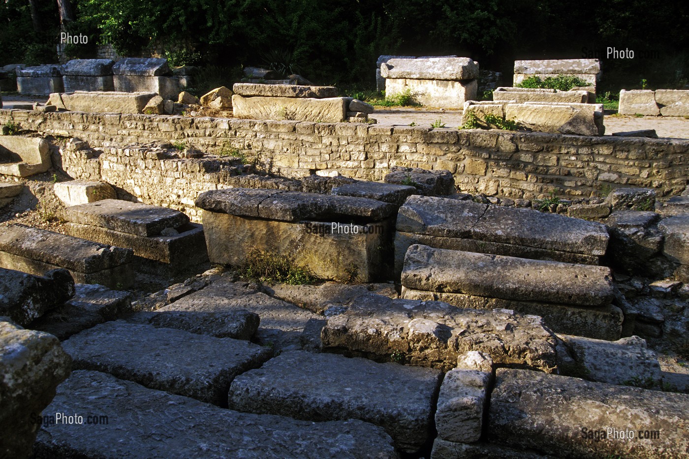 NECROPOLE PAIENNE PUIS CHRETIENNE SUR LA VOIE AURELIA DE L'EPOQUE ROMAINE, SARCOPHAGES DE L'ALLEE DES ALYSCAMPS, ARLES, BOUCHES-DU-RHONE (13), FRANCE 