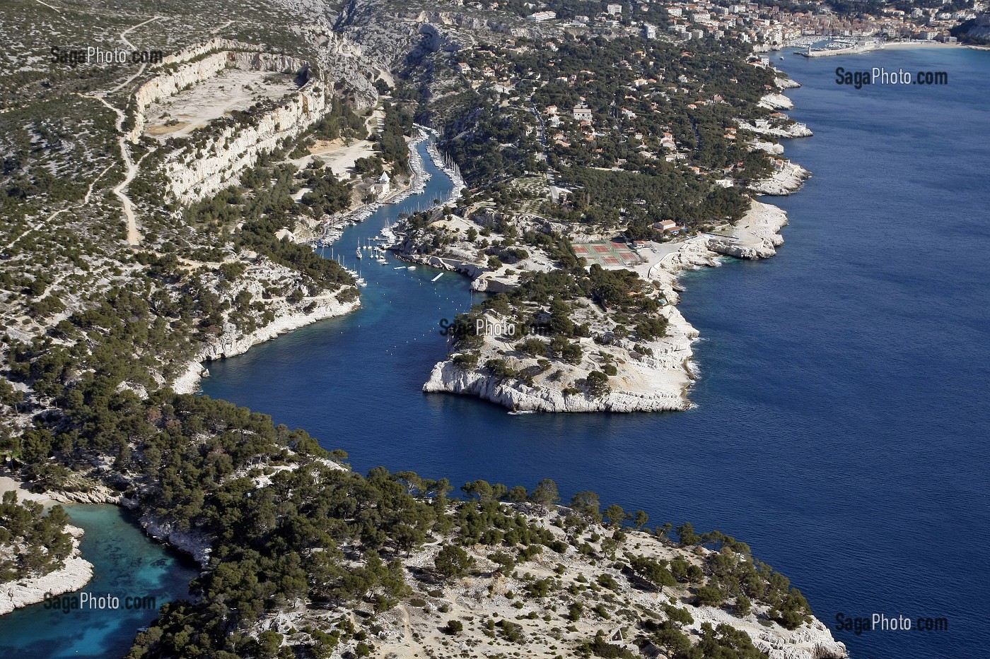 VUE AERIENNE DES CALANQUES DE PORT PIN (PREMIER PLAN) ET DE PORT-MIOU (AU FOND), CASSIS, BOUCHES-DU-RHONE (13), FRANCE 