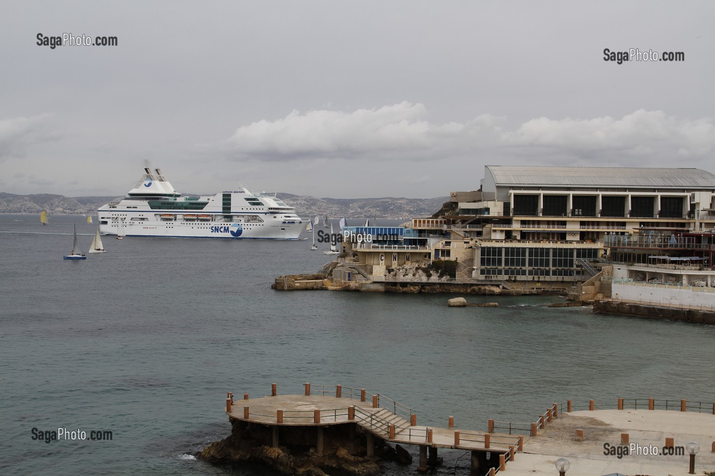 ARRIVEE DU FERRY DE LA COMPAGNIE MARITIME SNCM ET PISCINE DU CLUB DES NAGEURS MARSEILLAIS, MARSEILLE, BOUCHES-DU-RHONE (13), FRANCE 