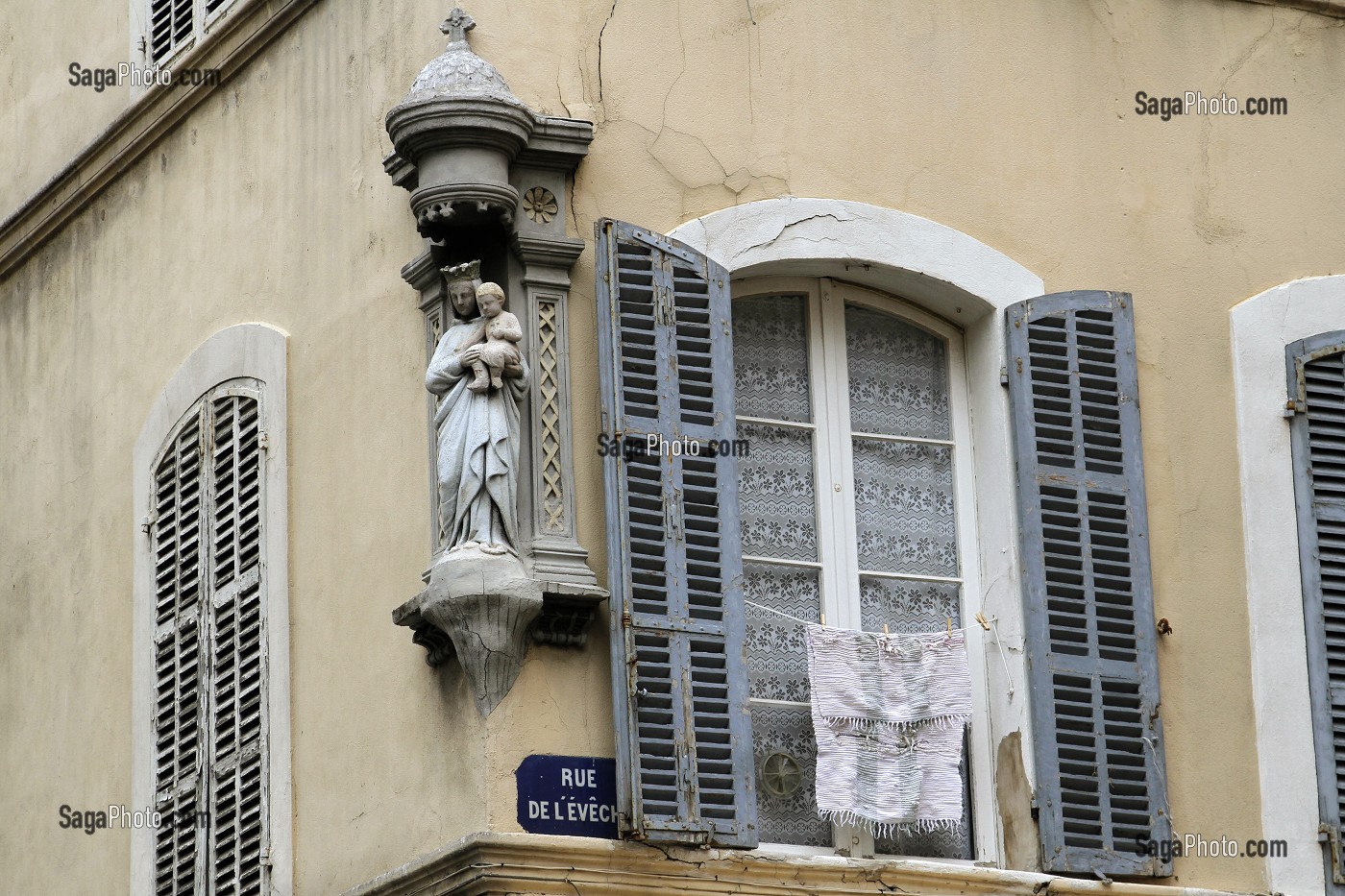 STATUE DE LA VIERGE A L'ENFANT, SCULPTURE D'ANGLE D'UN IMMEUBLE, QUARTIER DU PRADO, MARSEILLE, BOUCHES-DU-RHONE (13), FRANCE 