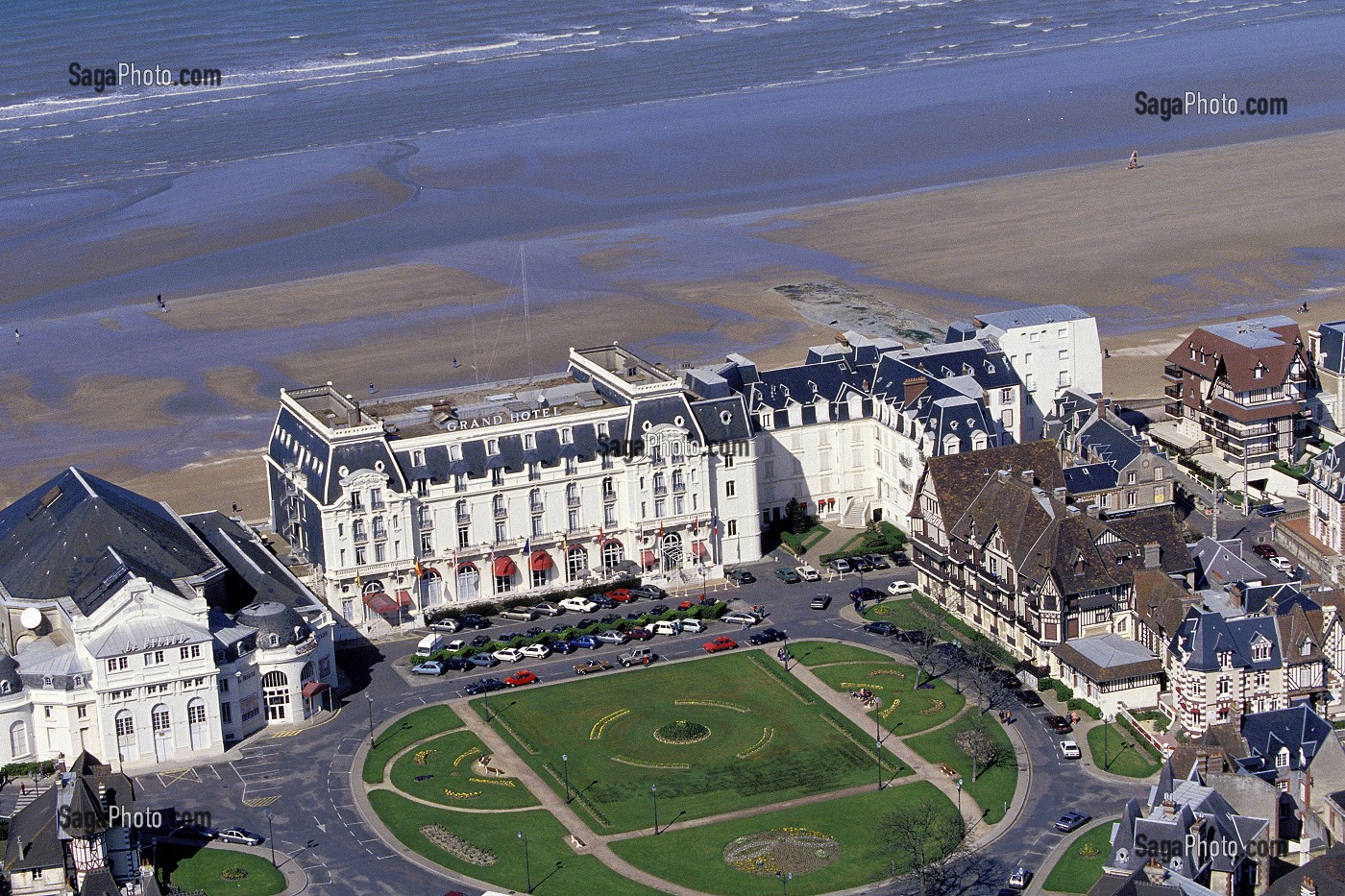 VUE AERIENNE DE LA PLACE ET DU GRAND HOTEL DE CABOURG, CALVADOS (14), NORMANDIE, FRANCE 