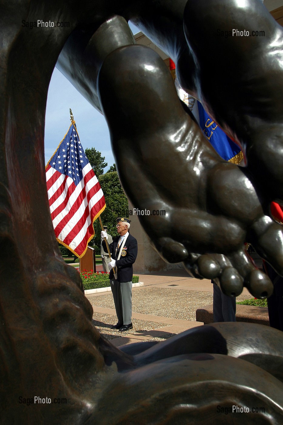 VETERAN PORTE DRAPEAU AMERICAIN, CIMETIERE MILITAIRE AMERICAIN DE COLLEVILLE-SUR-MER, COMMEMORATION DU 6 JUIN 1944 SUR LES PLAGES DU DEBARQUEMENT DE NORMANDIE, CALVADOS (14), NORMANDIE, FRANCE 