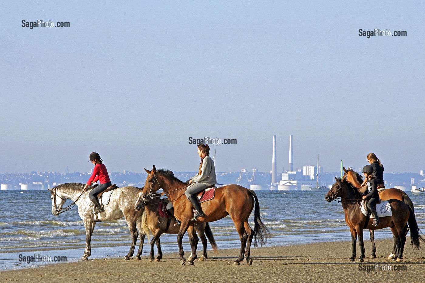 BALADE A CHEVAL SUR LA PLAGE, CENTRE EQUESTRE, ECOLE D'EQUITATION DES LAIS DE MER, DEAUVILLE, CALVADOS (14), NORMANDIE, FRANCE 