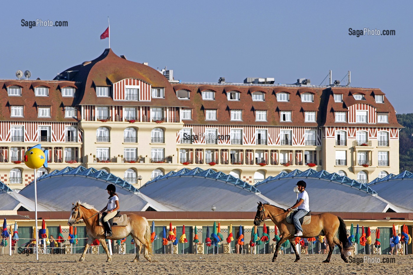 BALADE A CHEVAL SUR LA PLAGE, CENTRE EQUESTRE, ECOLE D'EQUITATION DES LAIS DE MER, DEAUVILLE, CALVADOS (14), NORMANDIE, FRANCE 