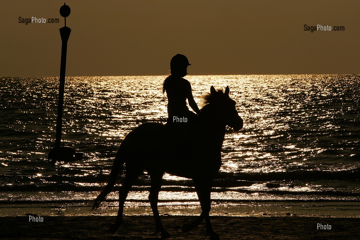 BALADE A CHEVAL SUR LA PLAGE, CENTRE EQUESTRE, ECOLE D'EQUITATION DES LAIS DE MER, DEAUVILLE, CALVADOS (14), NORMANDIE, FRANCE 