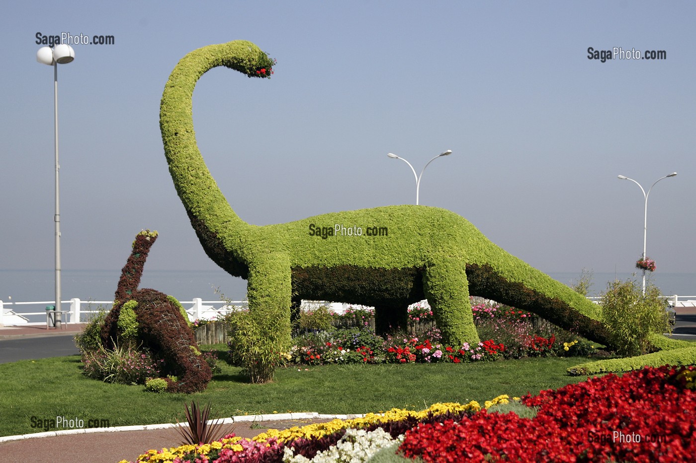 DINOSAURE DIPLODOCUS VEGETAL SUR LA PLACE DU VILLAGE DE VILLERS-SUR-MER, CALVADOS (14), NORMANDIE, FRANCE 
