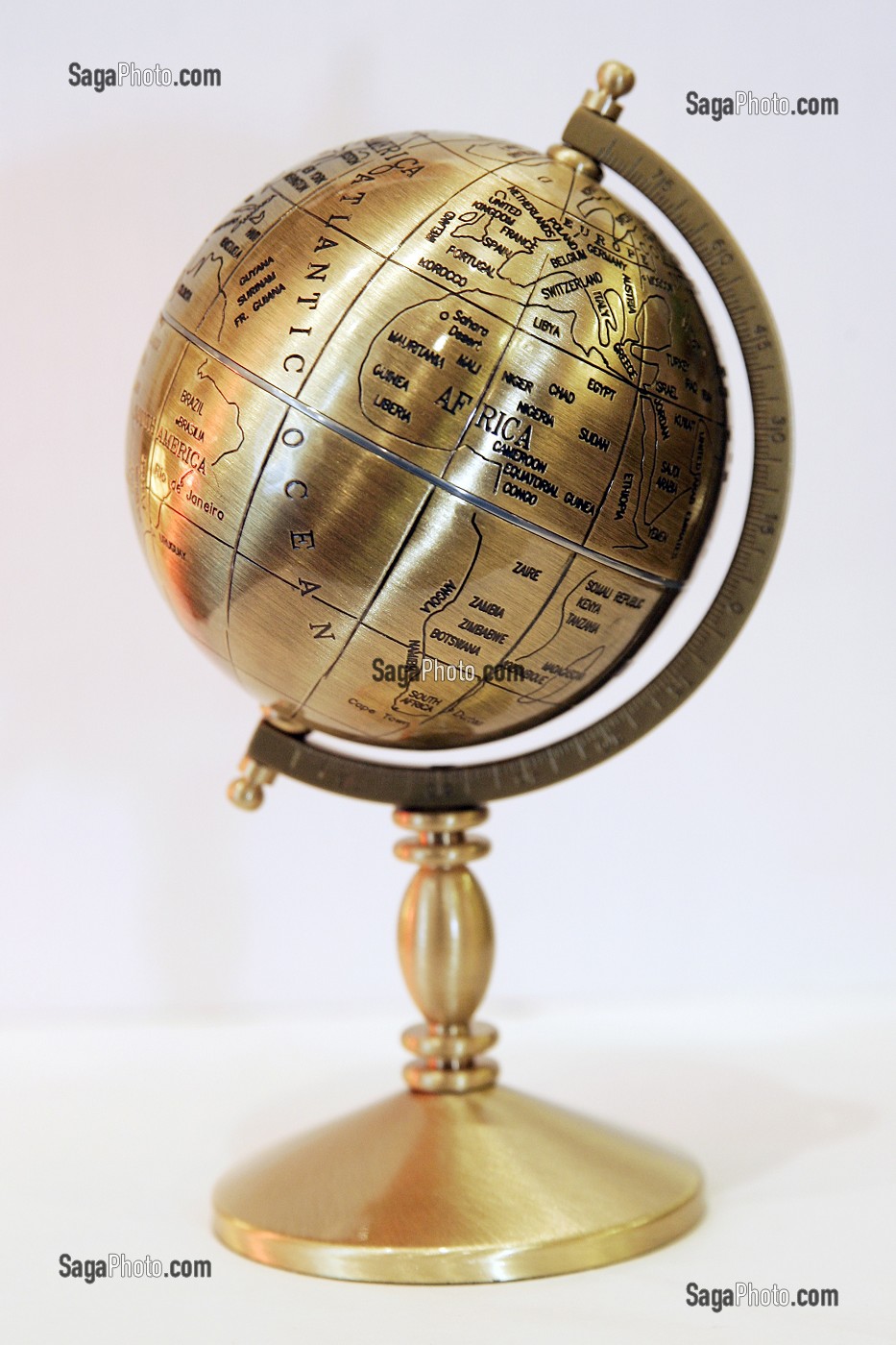 PLANISPHERE EN METAL DORE, MAGASIN 'LE SEMAPHORE, HONFLEUR, CALVADOS (14), NORMANDIE, FRANCE 