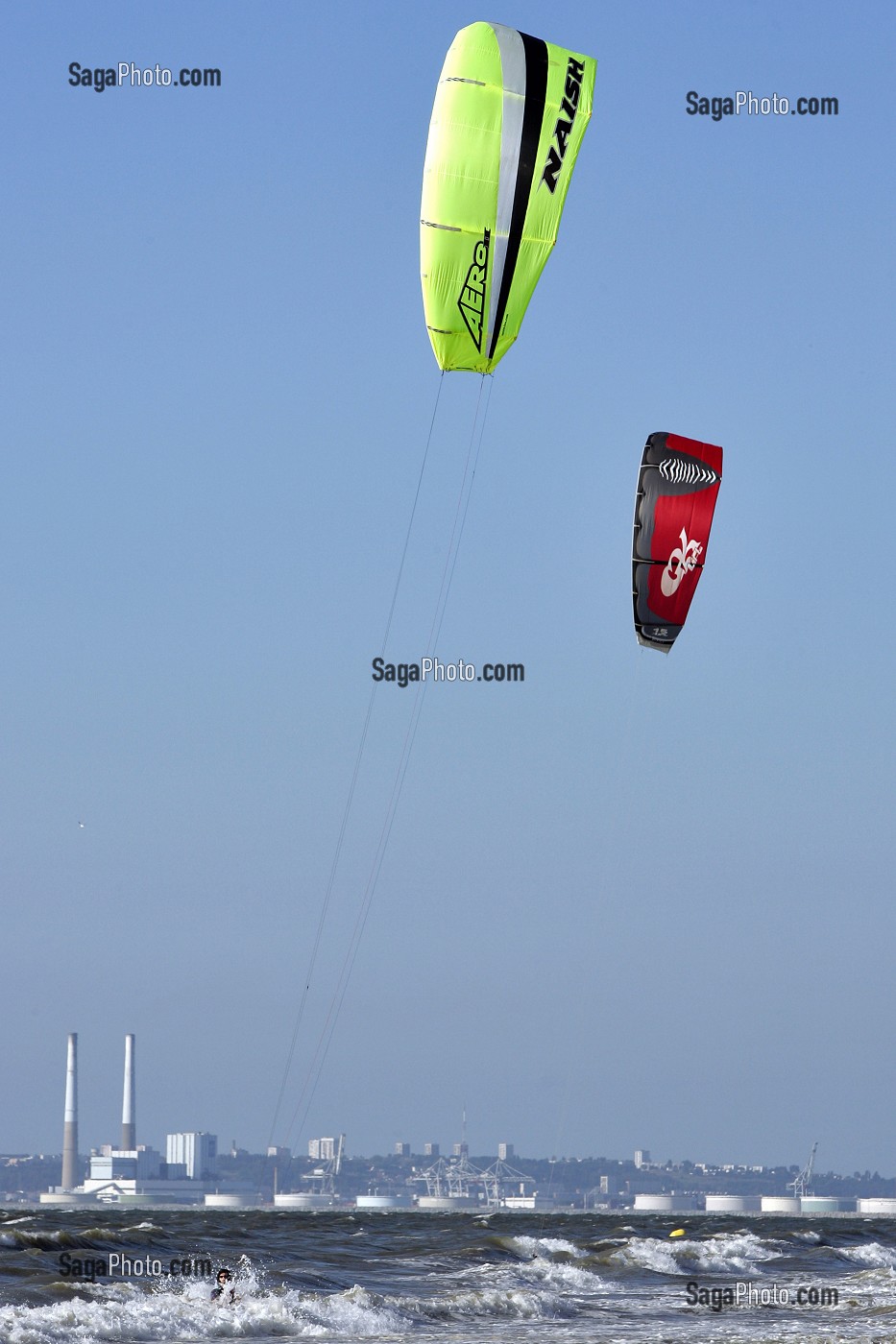KITE SURF DEVANT LE PORT DE COMMERCE DU HAVRE, TROUVILLE-SUR-MER, CALVADOS (14), NORMANDIE, FRANCE 