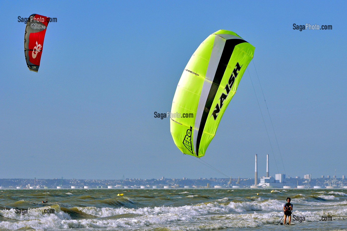 KITE SURF DEVANT LE PORT DE COMMERCE DU HAVRE, TROUVILLE-SUR-MER, CALVADOS (14), NORMANDIE, FRANCE 