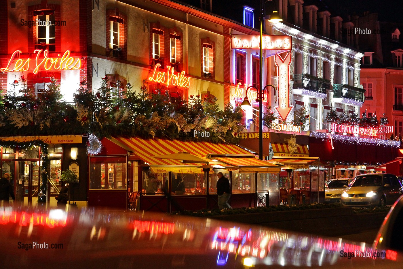 BRASSERIE RESTAURANT LES VOILES, LES VAPEURS, LE CENTRAL, LA NUIT PENDANT LES FETES, TROUVILLE-SUR-MER, CALVADOS (14), FRANCE 