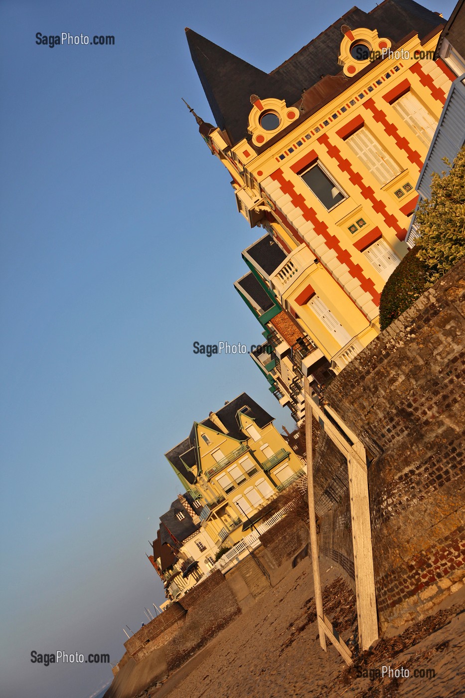 VILLA DES FLOTS SUR LA PROMENADE DES PLANCHES, PLAGE DE TROUVILLE-SUR-MER, CALVADOS (14), FRANCE 