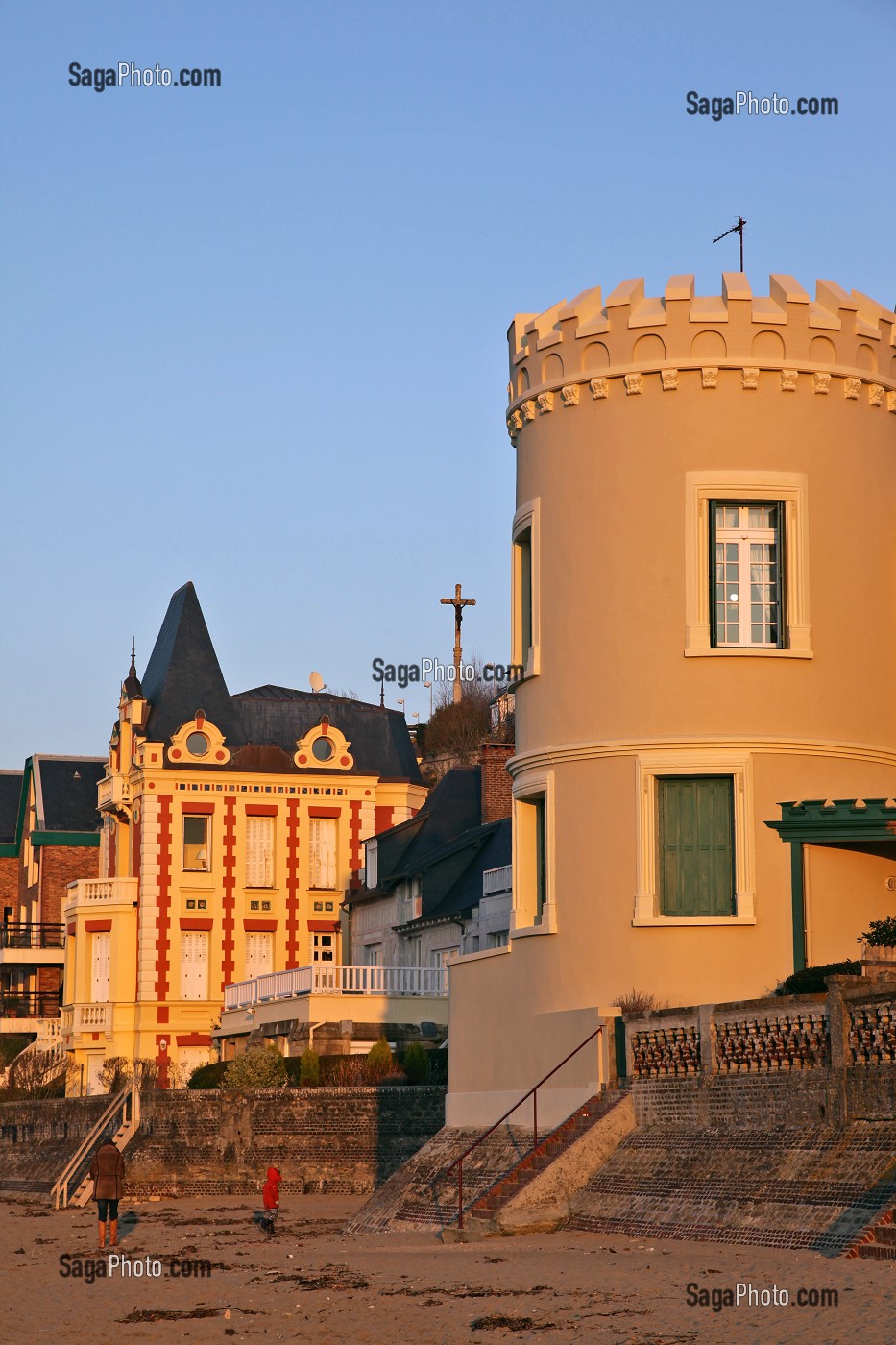 VILLA DES FLOTS ET TOUR MALAKOFF, BATIE VERS 1855 PAR CHARLES MOZIN, D'INSPIRATION GOTHIQUE, PROMENADE DES PLANCHES, PLAGE DE TROUVILLE-SUR-MER, CALVADOS (14), FRANCE 