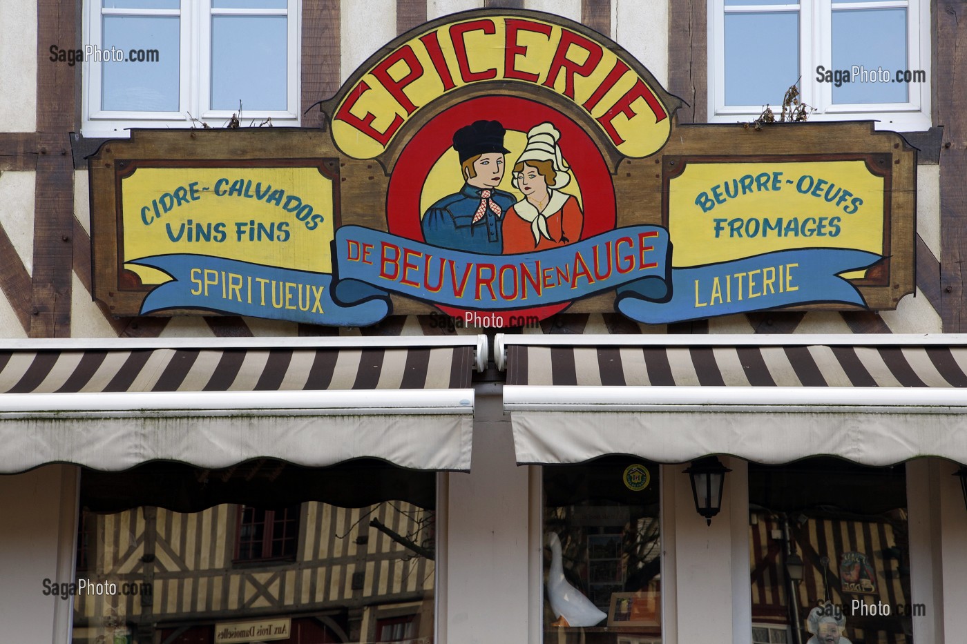 VENTE DE PRODUITS DU TERROIR NORMAND (CIDRE, CALVADOS, VINS FINS, BEURRE, OEUFS, FROMAGES), EPICERIE DU VILLAGE DE BEUVRON-EN-AUGE, ROUTE DU CIDRE, CALVADOS (14), BASSE NORMANDIE, FRANCE 