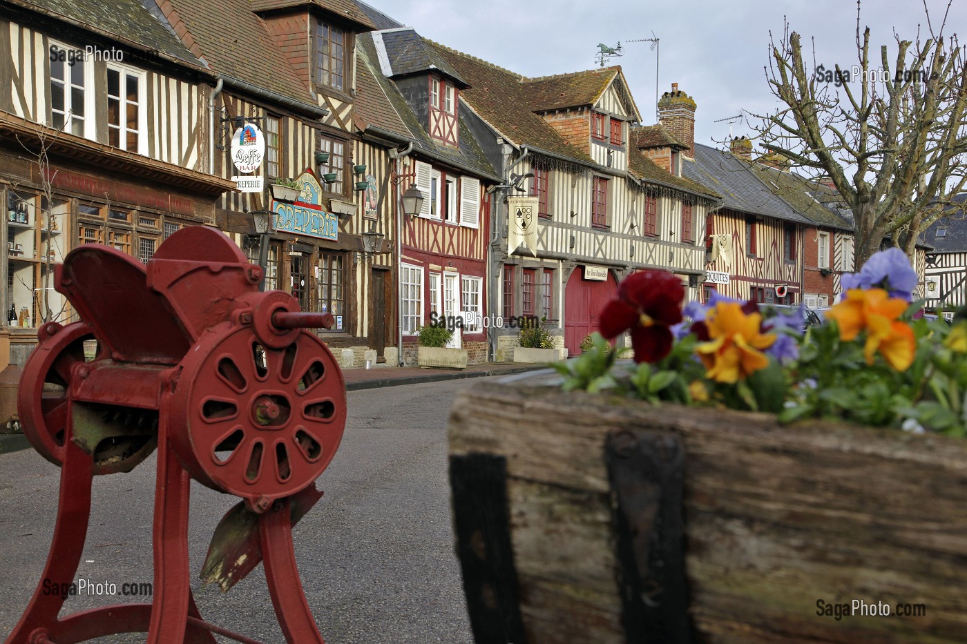 MAISONS A COLOMBAGES, VILLAGE DE BEUVRON-EN-AUGE SUR LA ROUTE DU CIDRE, CALVADOS (14), BASSE NORMANDIE, FRANCE 