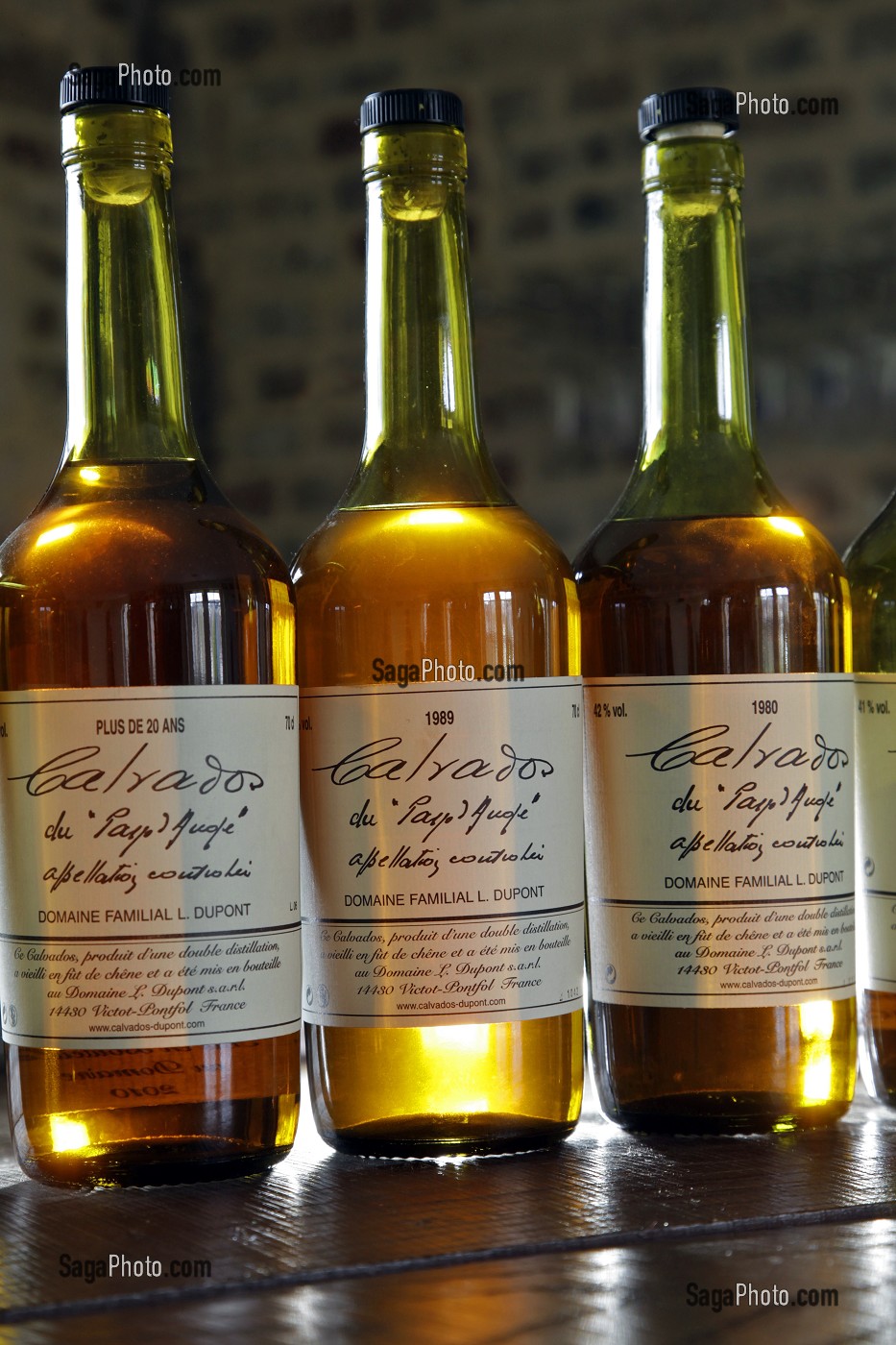 BOUTEILLES DE CALVADOS DU DOMAINE FAMILIAL LOUIS DUPONT, VILLAGE DE VICTOT-PONTFOL, ROUTE DU CIDRE, CALVADOS (14), FRANCE 