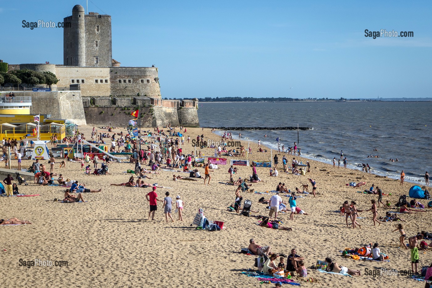 PLAGE ET FORT VAUBAN, CHATEAU FORT MEDIEVAL REMANIE PAR VAUBAN AU 17EME SIECLE, FOURAS, CHARENTE-MARITIME (17), FRANCE 