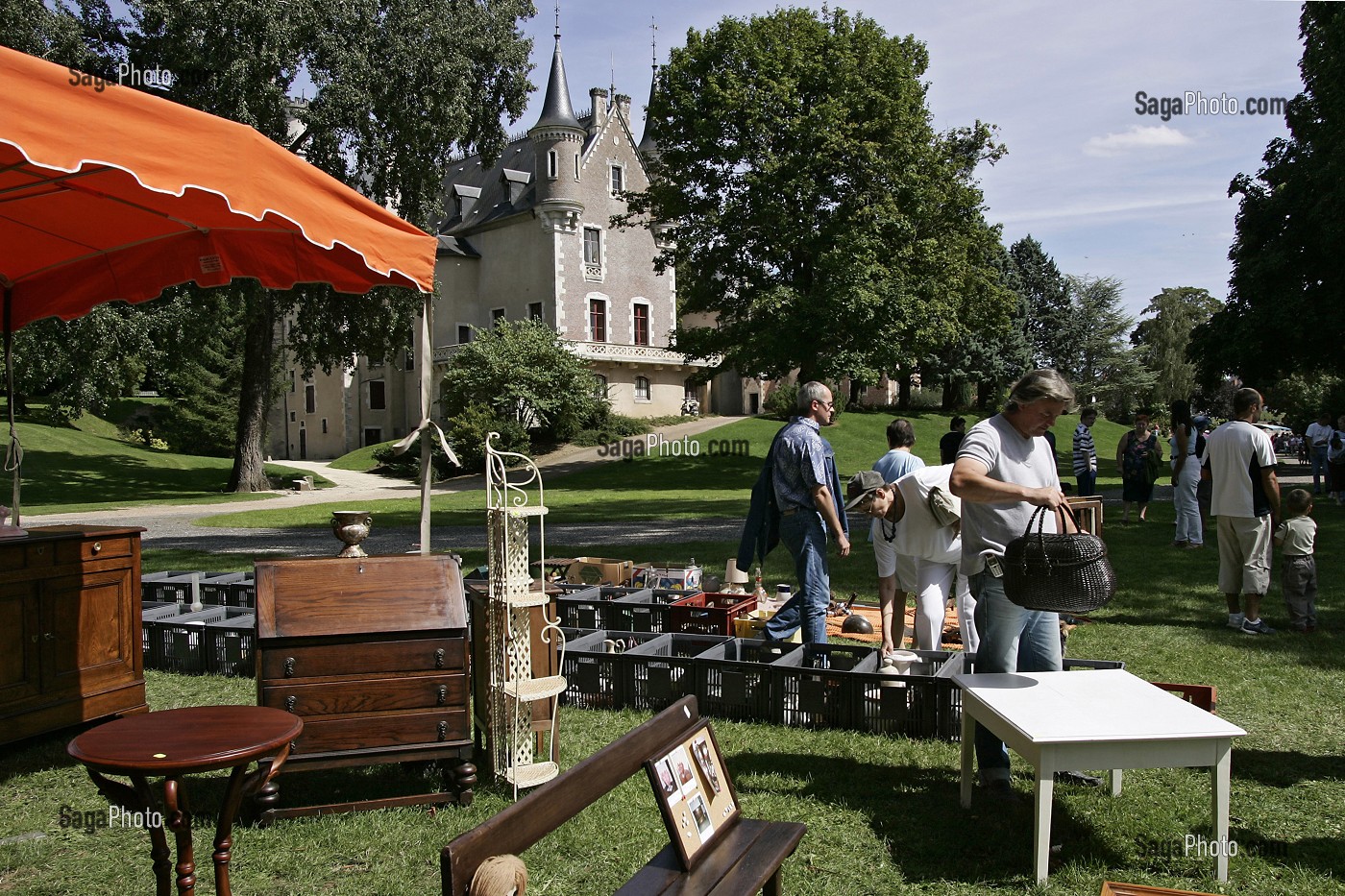 BROCANTE DANS LE PARC DE L'HOTEL DE VILLE, SAINT-FLORENT-SUR-CHER, CHER (18), FRANCE 