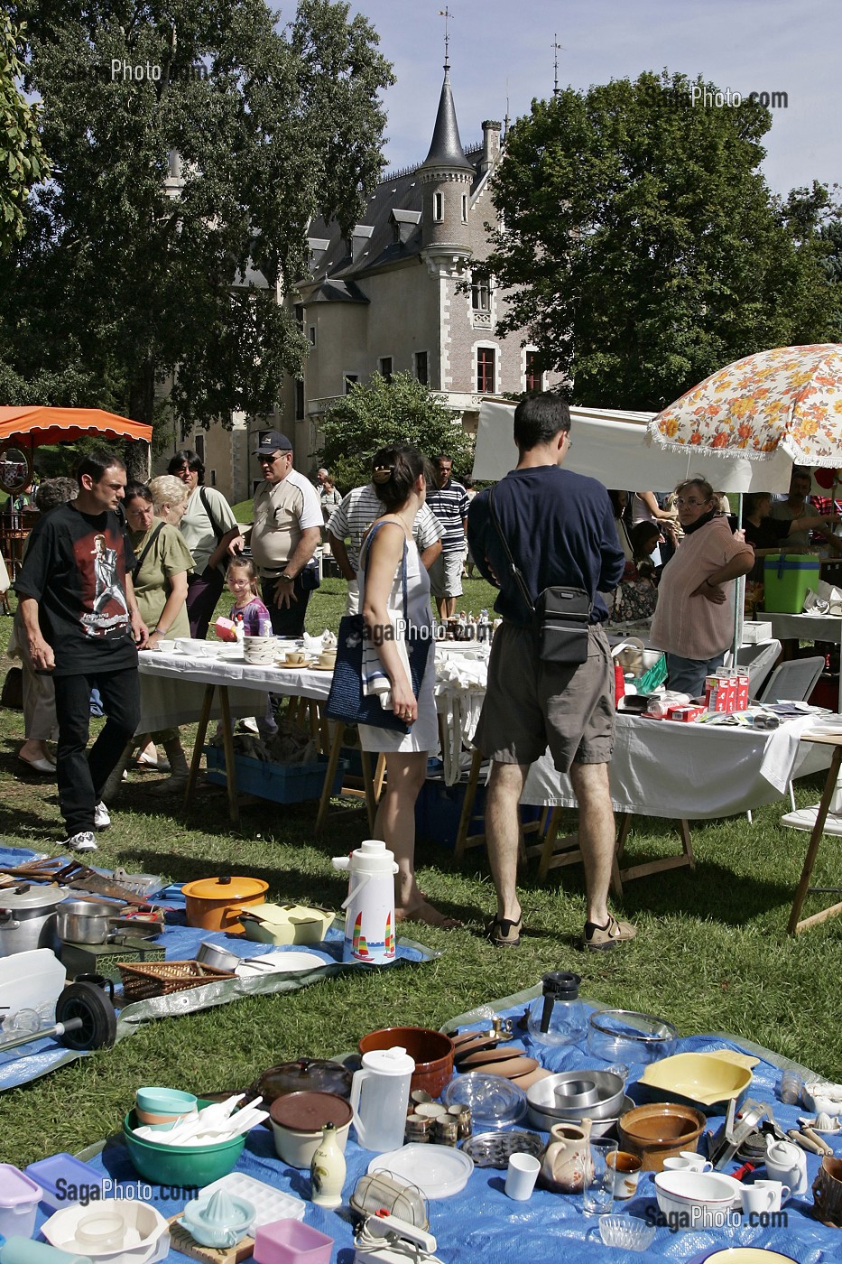 BROCANTE DANS LE PARC DE L'HOTEL DE VILLE, SAINT-FLORENT-SUR-CHER, CHER (18), FRANCE 