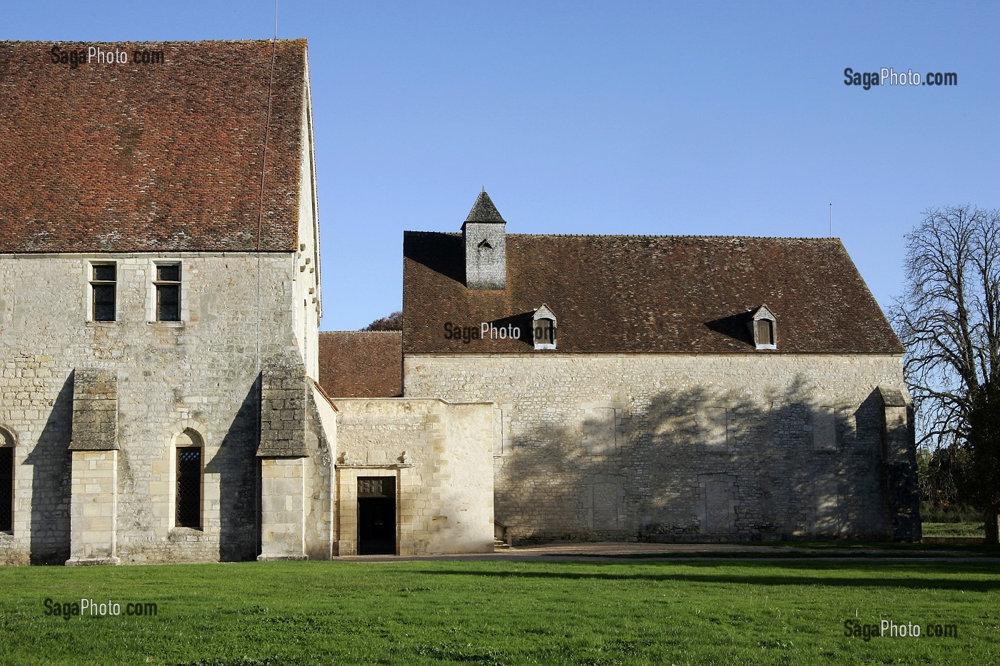 CELLIER ET REFECTOIRE, EXTERIEUR, ABBAYE DE NOIRLAC, CHER (18), FRANCE 